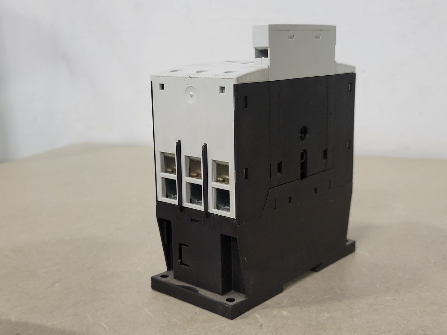 Eaton XTCE040DS1A 40 Amp, 3 Pole, 1NO+1NC, 110/120 VAC Coil Contactor – Parts