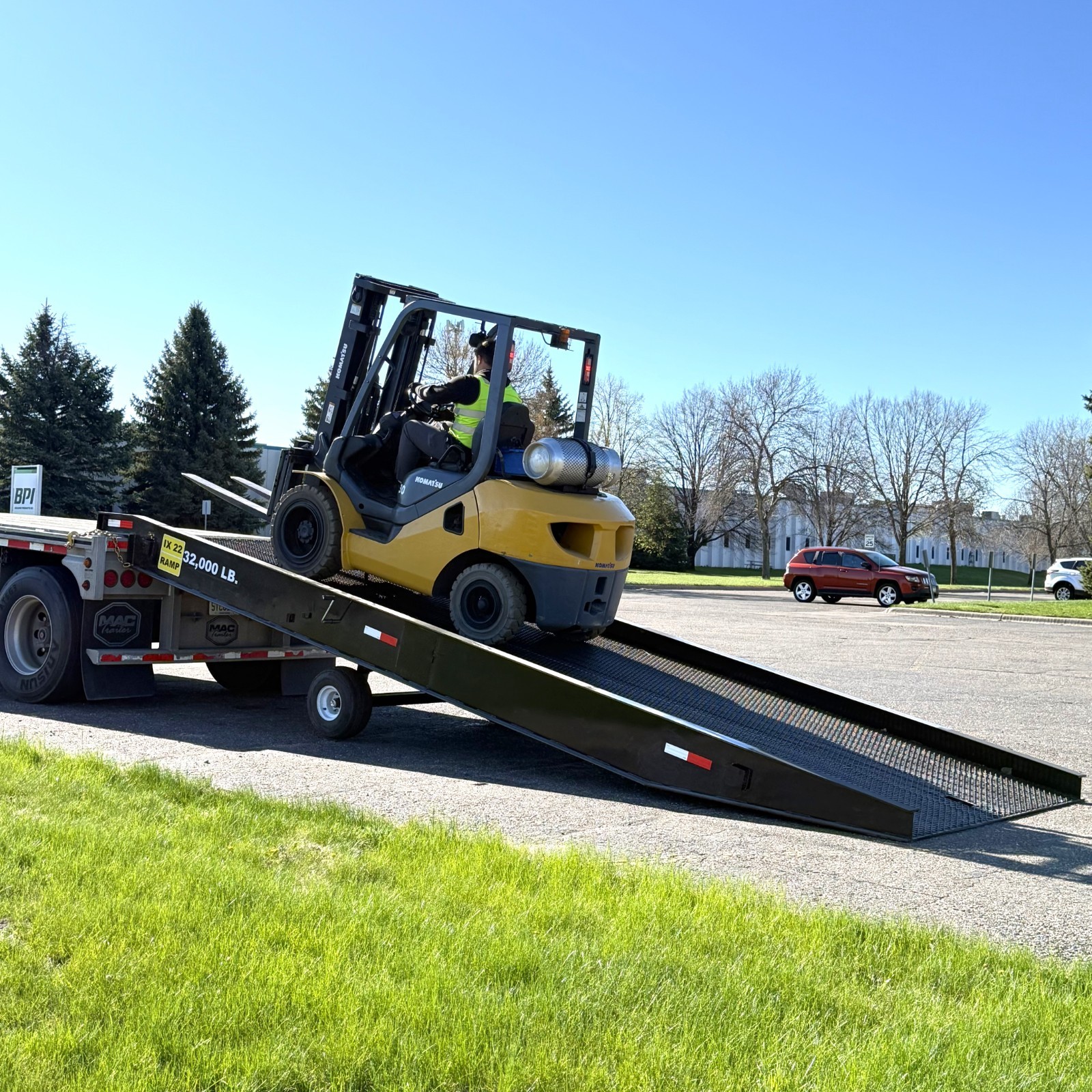 32,000LB Cap. Portable Yard Ramp Forklift Dock Height Truck Container Unloading
