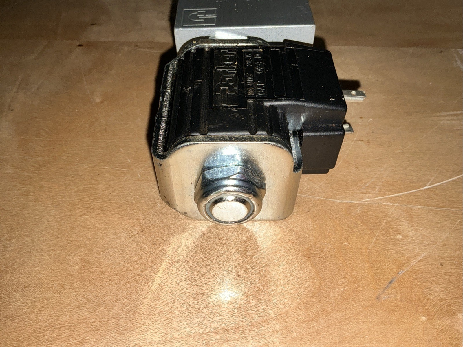 Parker Hannifin Hydraulic Cartridge Valve Body B10-2-A8T 4820-01-667-9947 24 VDC