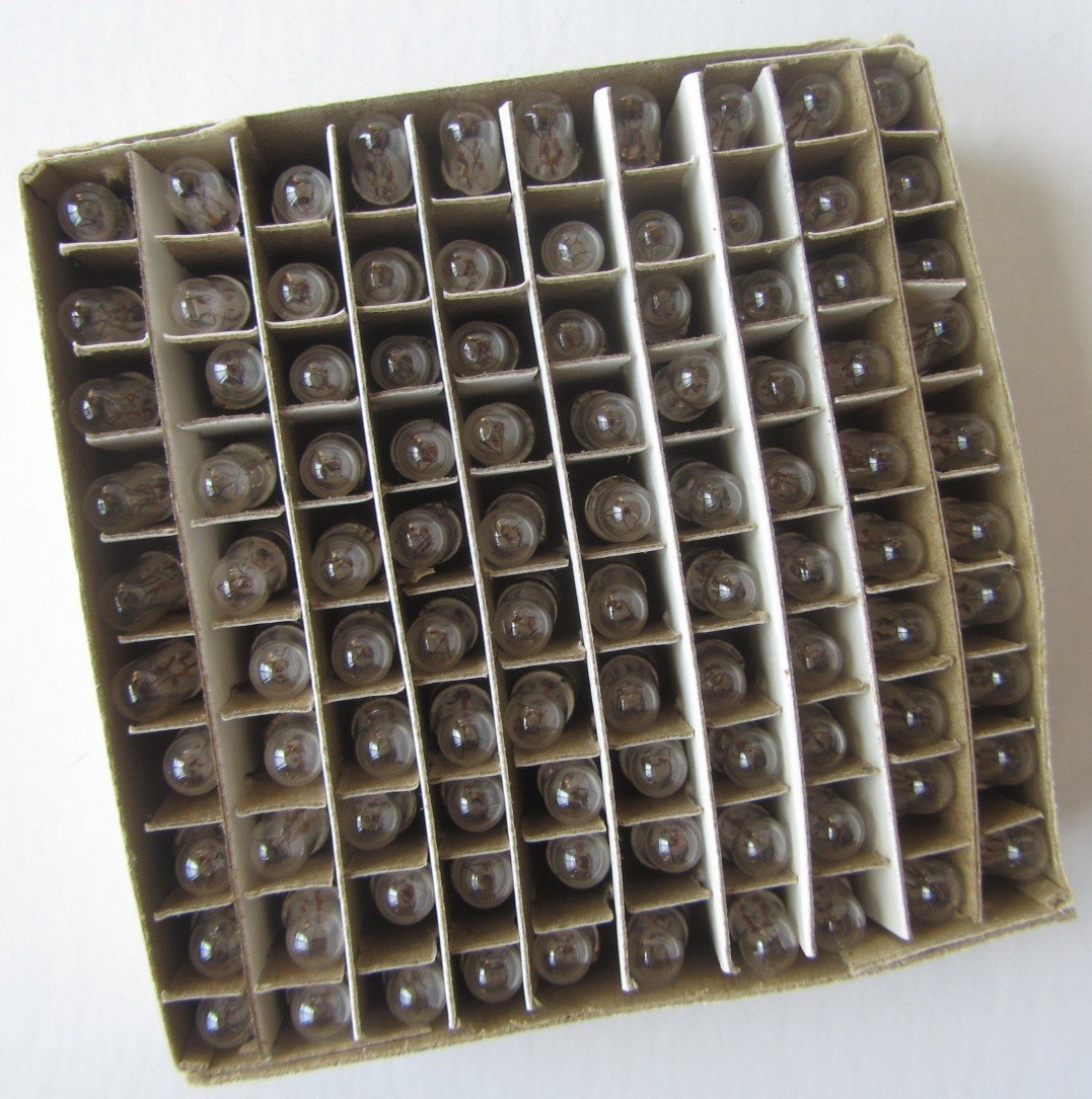 NOS Box of 100 pcs 8691 Miniature Incandescent Lamp Bulbs 10V .015A Screw Base