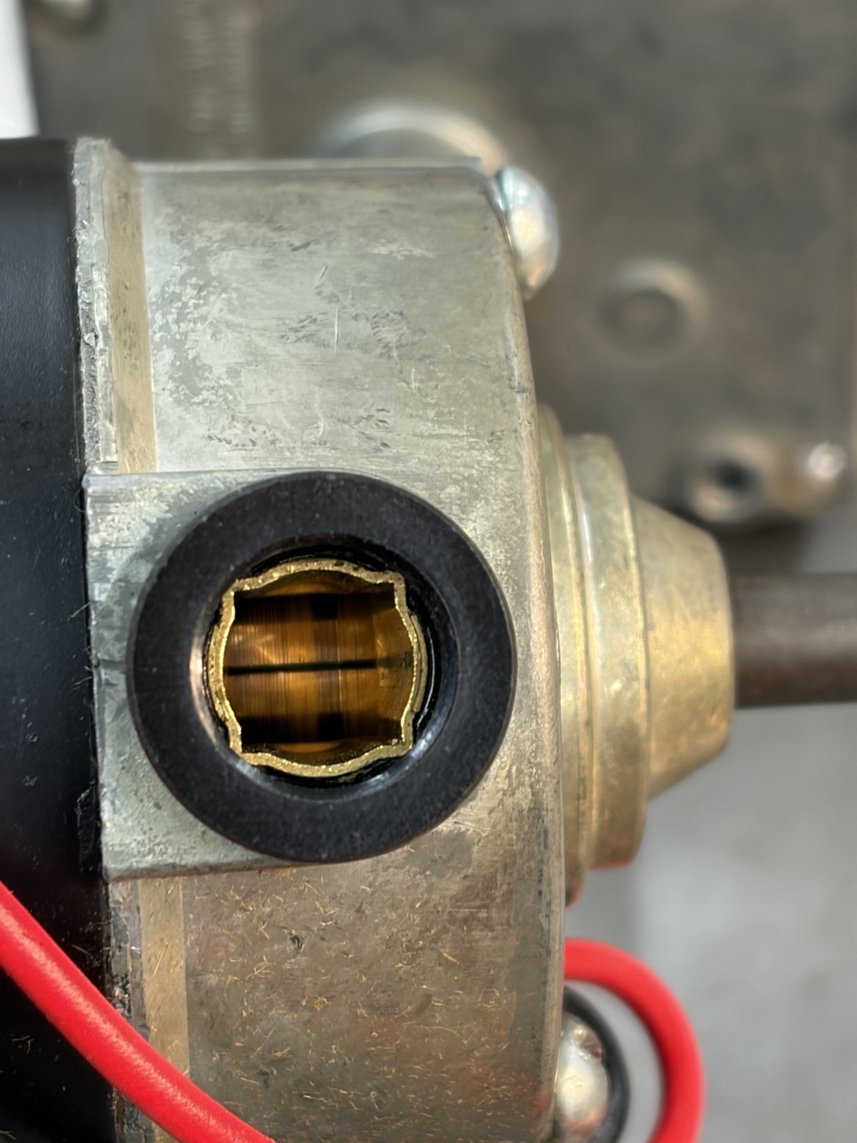 QTY 1 VON WEISE GEAR MOTOR 12 VOLTS 14:1 RATIO BOTH SHAFTS ARE 5/16″ DIAMETER