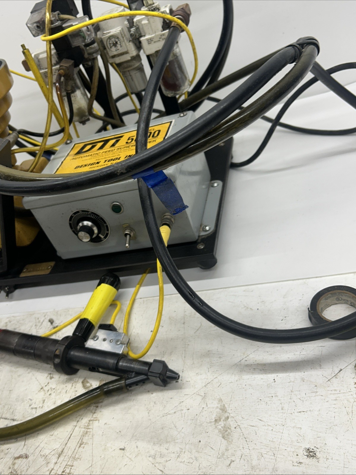 DTI 5000 Automatic Feed Screwdriver. Industrial Automatic Blow Feed Screw Gun.