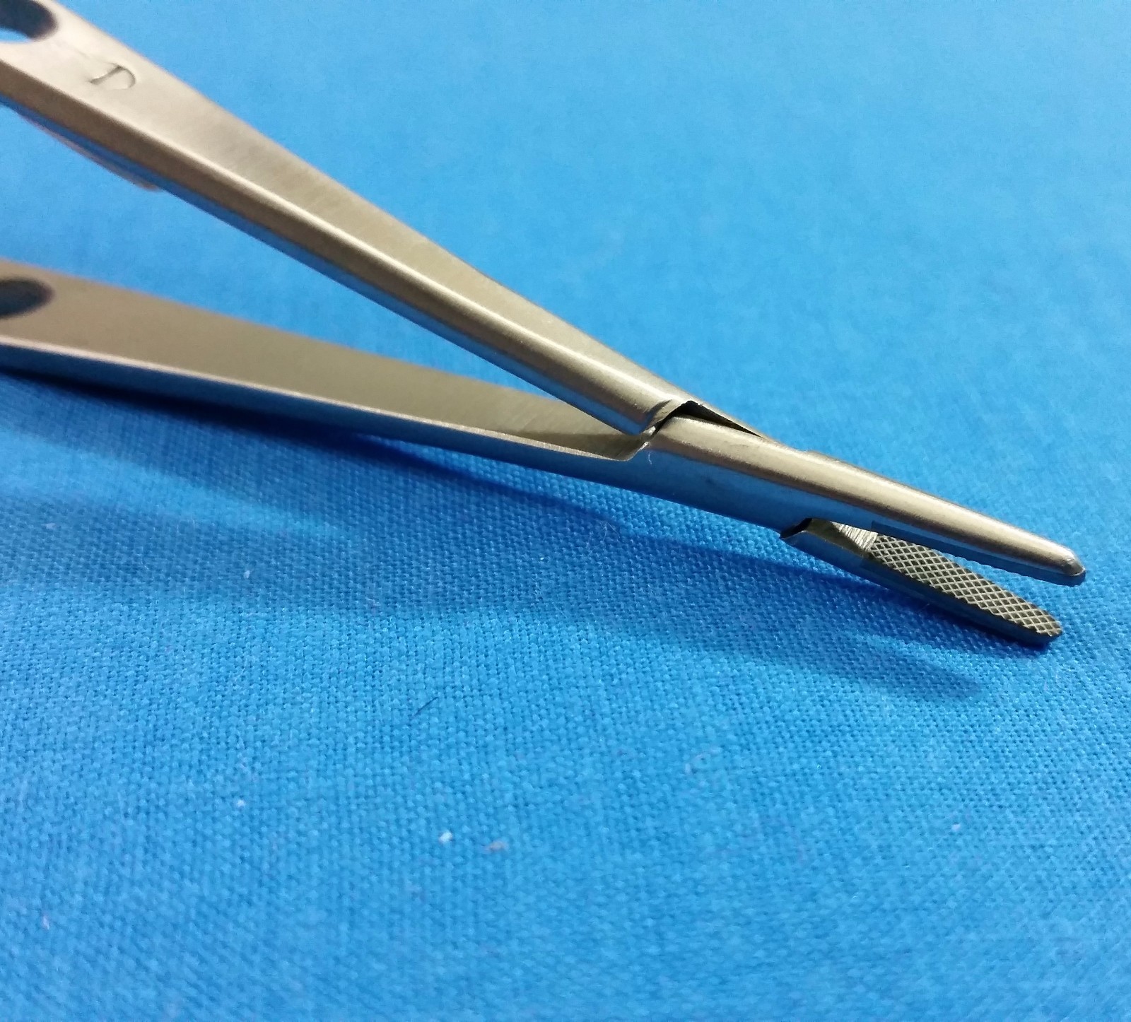 T/C CASTROVIEJO MICRO NEEDLE HOLDER 5.5″ STRAIGHT W/ TUNGSTEN CARBIDE INSERTS