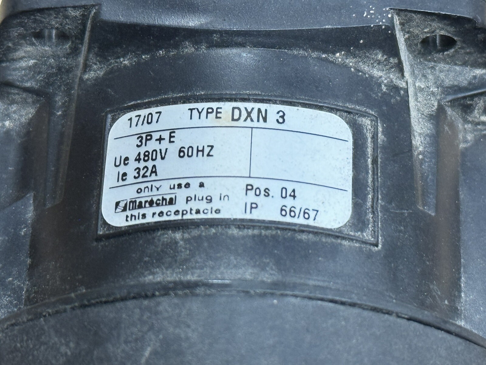 MELTRIC DXN-3 2P+N+E 32 AMP 60 Hz RECEPTACLE