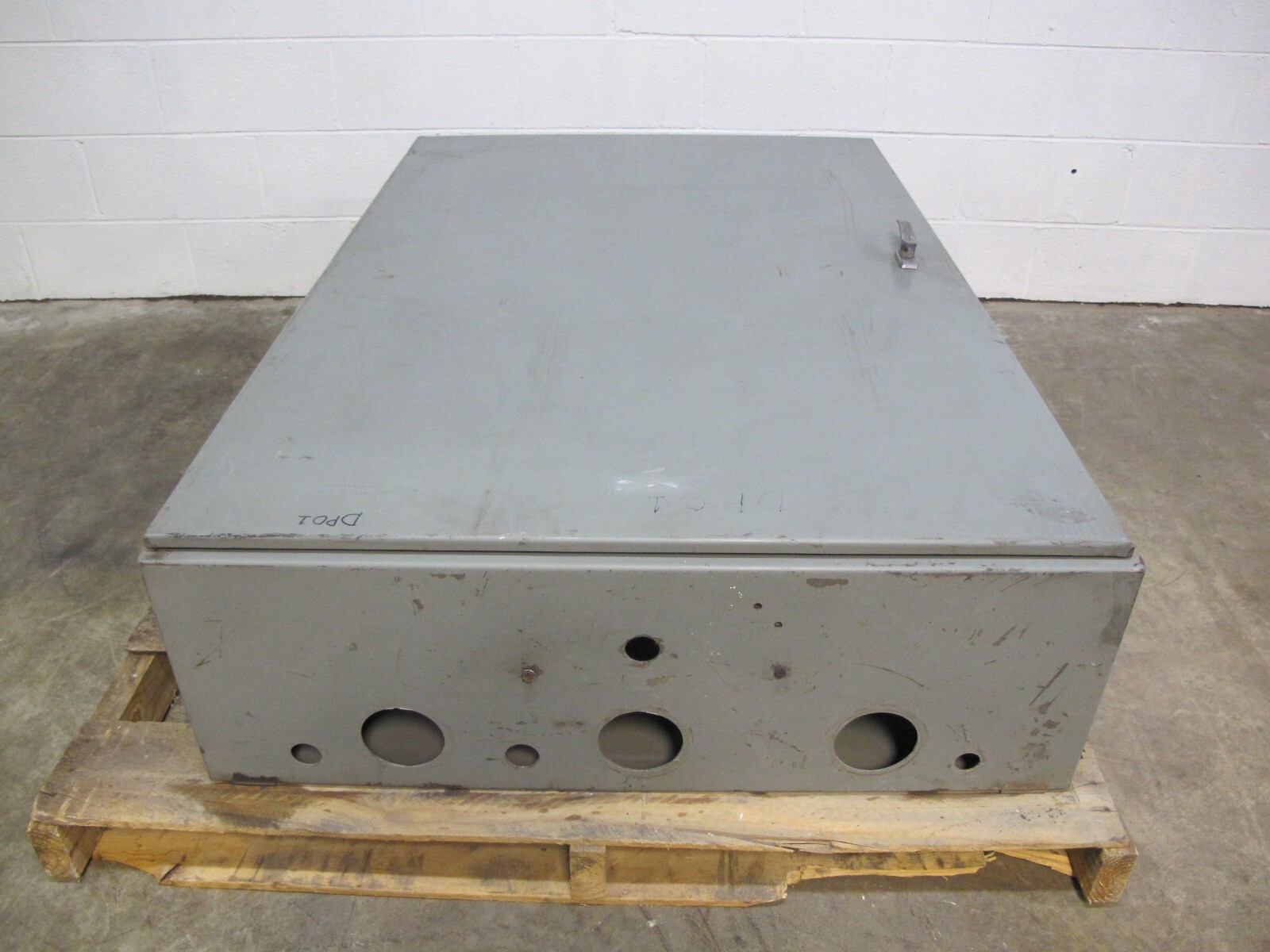 Cutler Hammer MP40 600 Amp Main Lug Breaker Panelboard 600V 3-PH 4W 600A Panel