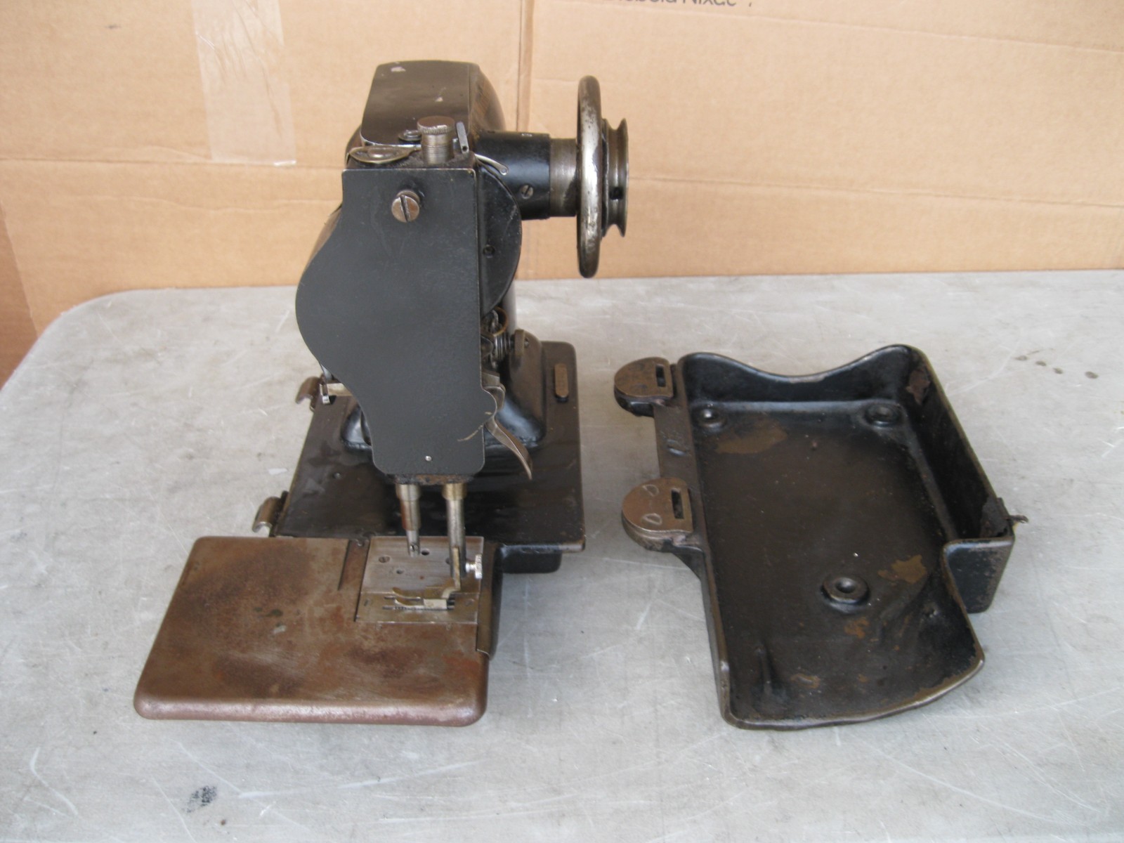 SINGER INDUSTRIAL MACHINE 65 OR 65W1 ????–FOR PARTS / REPAIR–UNTESTED–AS IS