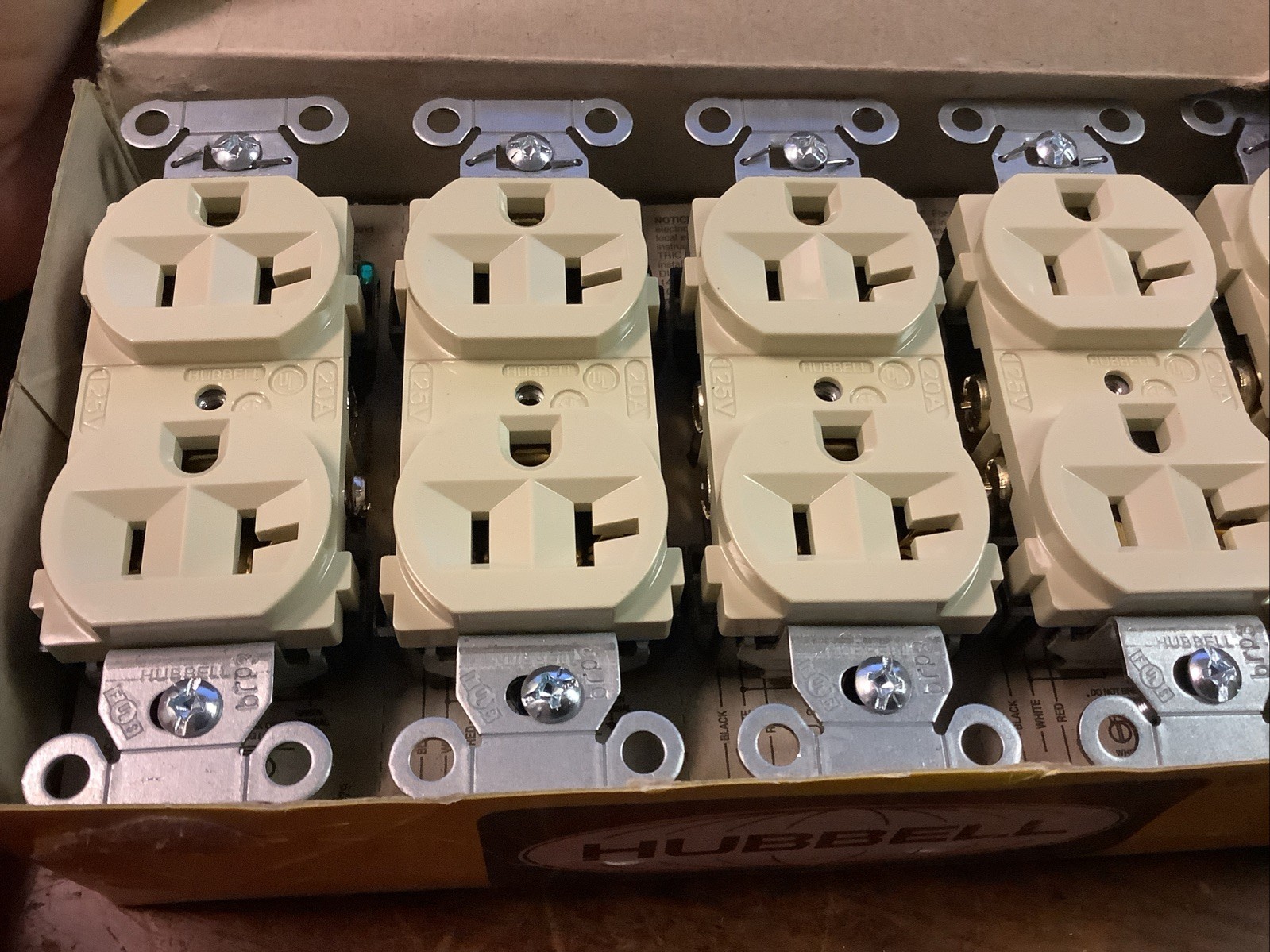 Hubbell 5362AI Finder Groove Face Ivory 20A 125V 5-20R Back & Side Wired Recep