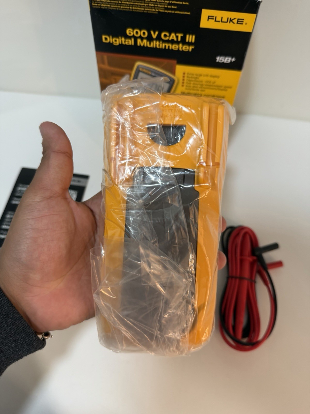FLUKE 15B+ CAT III 600V DIGITAL MULTIMETER (NEW FACTORY SEALED) SHIPS FAST