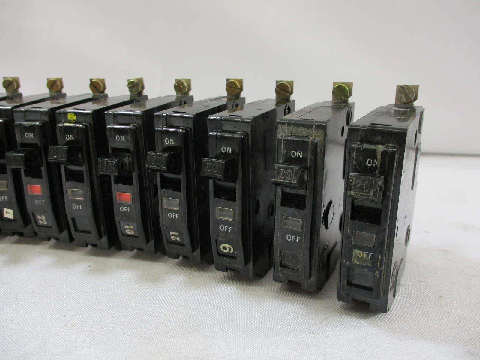 (LOT OF 15) SQUARE D QOB120 CIRCUIT BREAKER 20A 1-POLE 120/240VAC