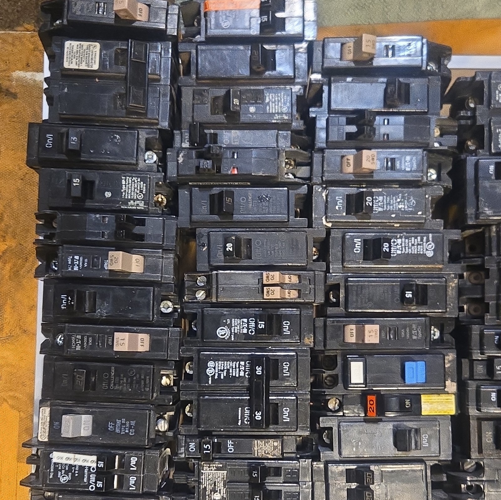 100 Mixed Lot Circuit Breaker Lot 2-Pole 201-250V AC 15-100A