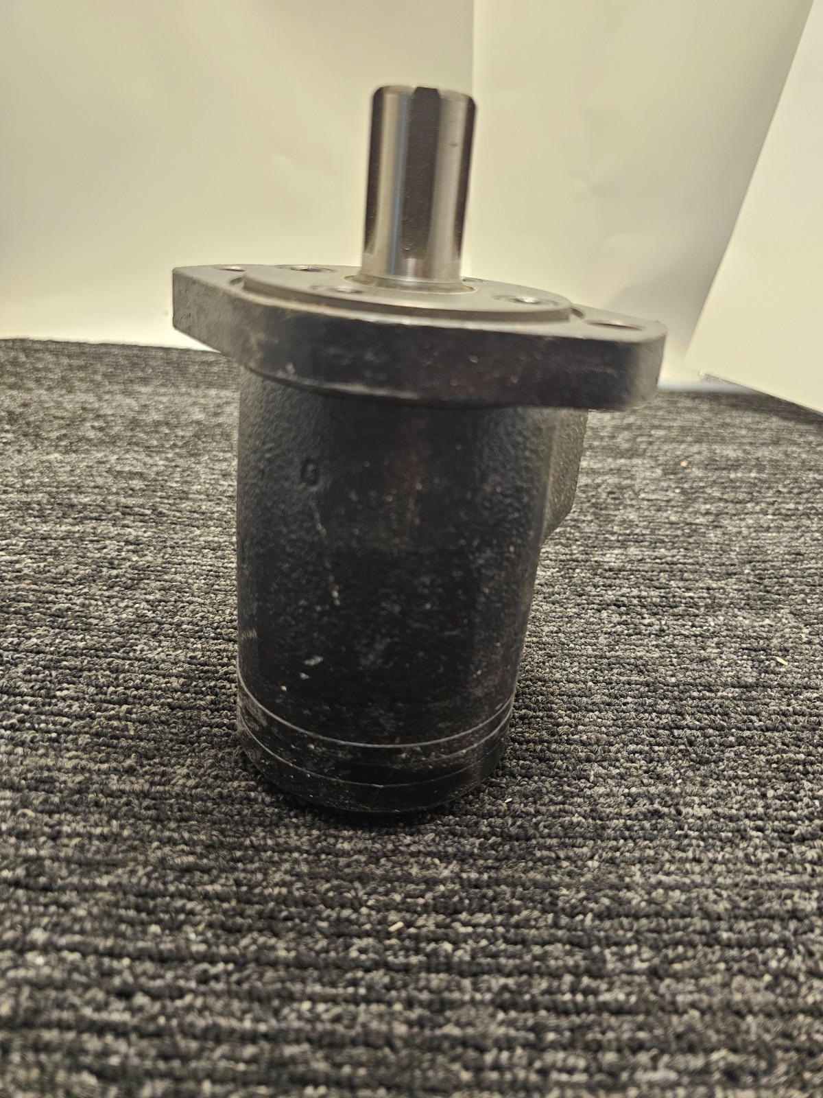 Hydraulic Motor Replacement Heavy Duty 5-1/2″ x 5″ Size Black, Silver