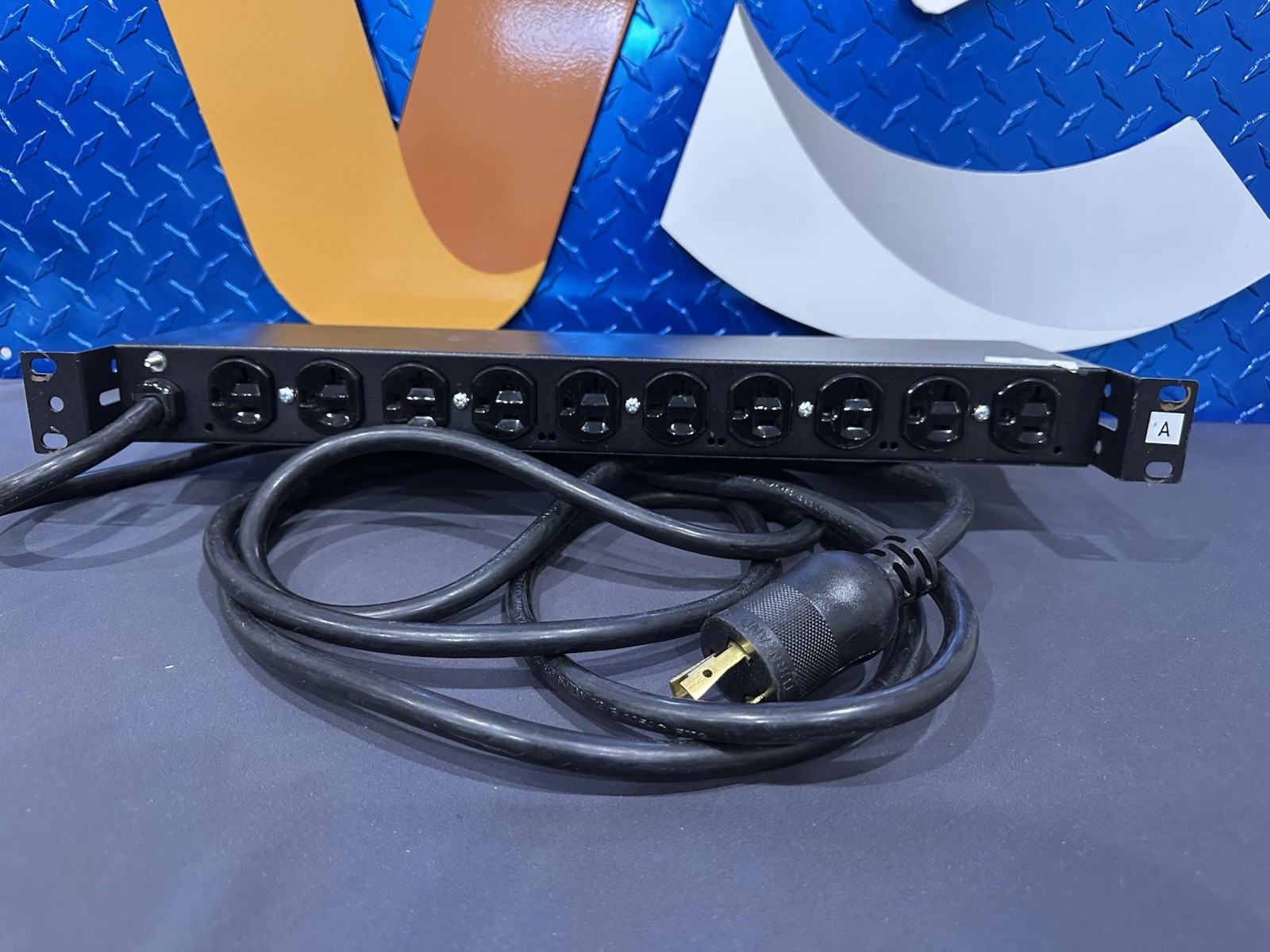 APC AP9557 Basic Rack Mount PDU 10x 5-15R Outlet Power Strip