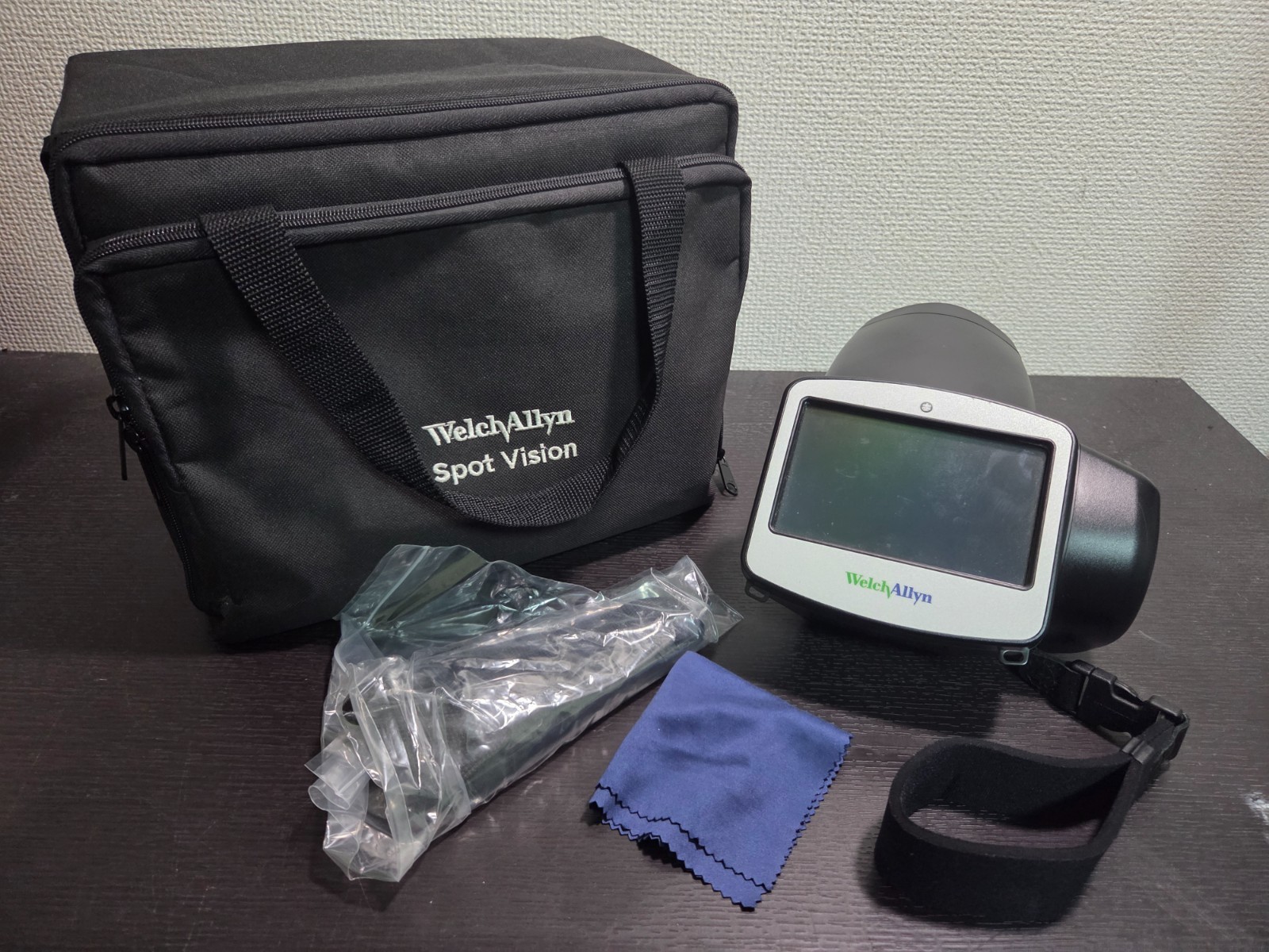 Welch Allyn/ Hillrom VS100 Spot Vision Screener w/ Carrying Case