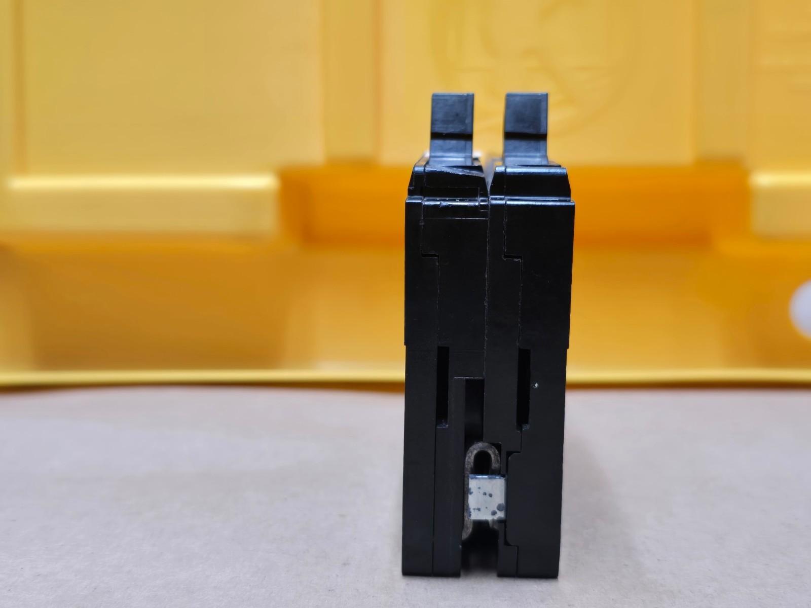 CROUSE HINDS CIRCUIT BREAKERS 20 AMP 2 POLE 120/240 VAC MH220