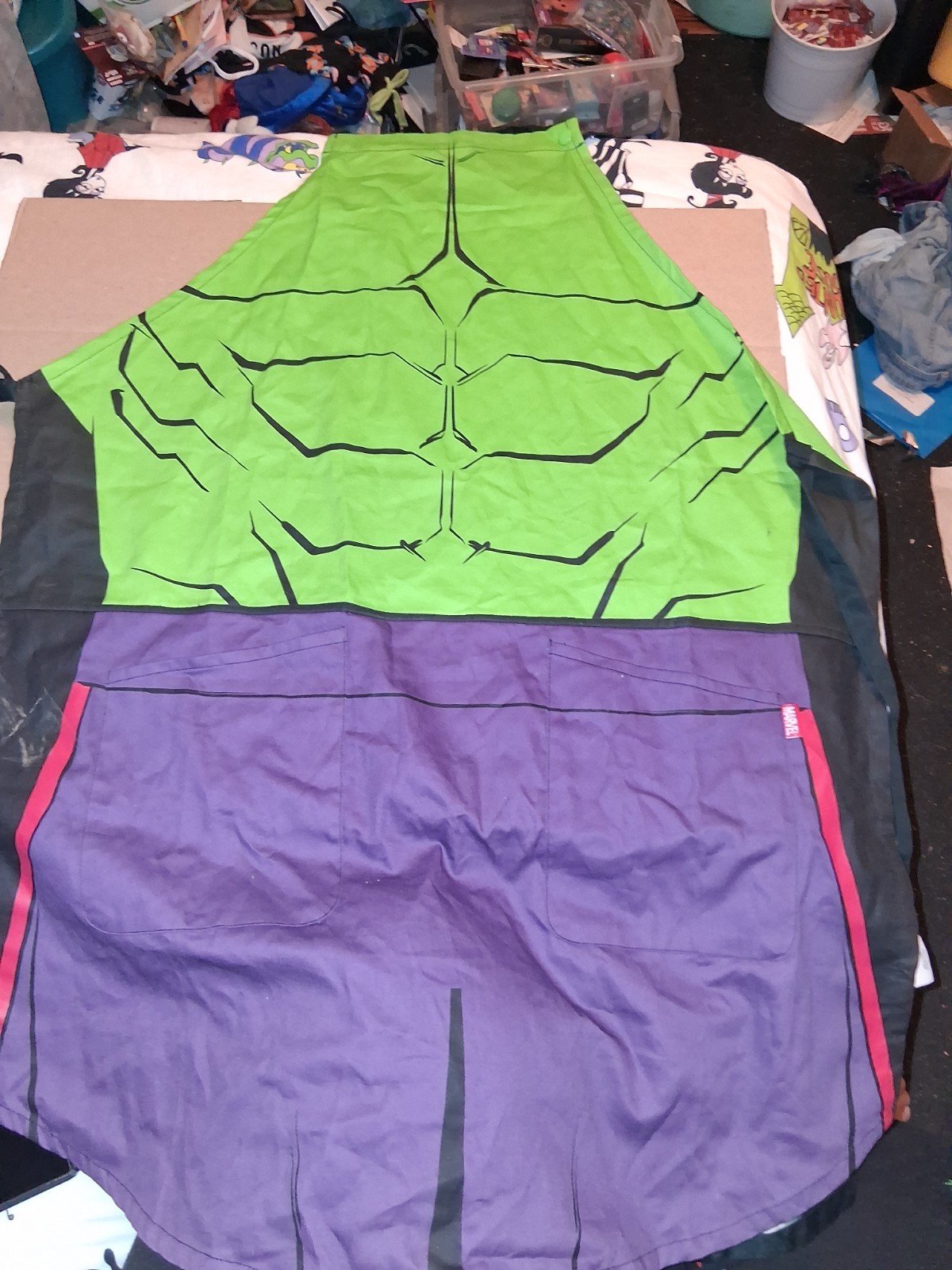 Marvel The incredible Hulk Adult Kitchen Apron Disney Store 38 1/2” H x 28 1/3″