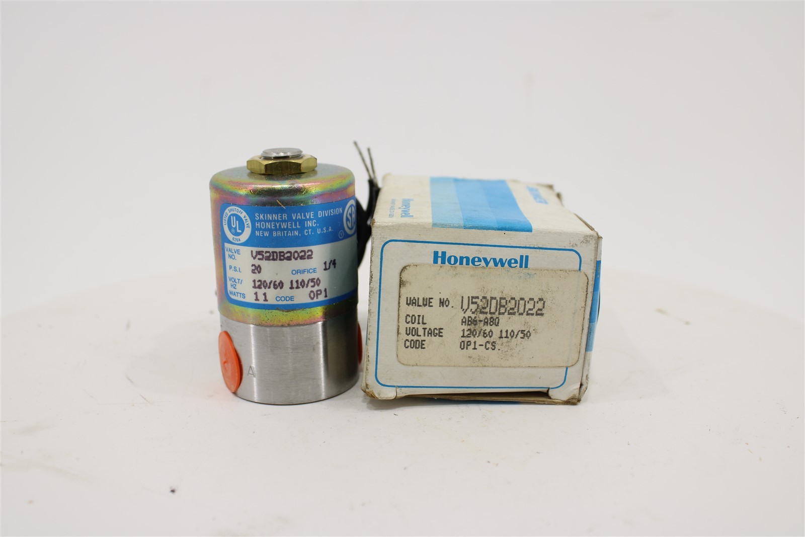 Honeywell Skinner V52DB2022 2-Way NC Solenoid Valve | 120V AC | 1/4 NPT | 10W
