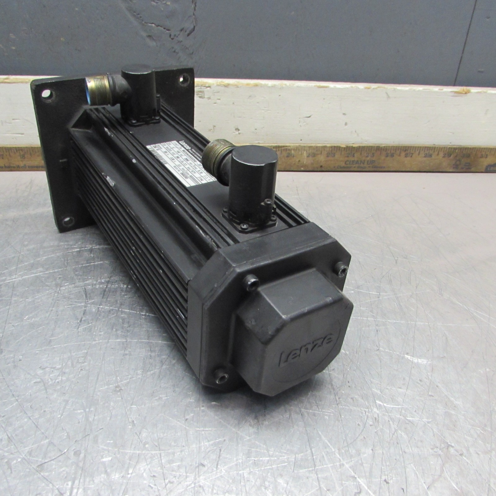 Lenze MDSKABS056-22 , Servo Motor, 0.8kW/ 390V /3950rpm, TAKEOUT!MAKE OFFER!