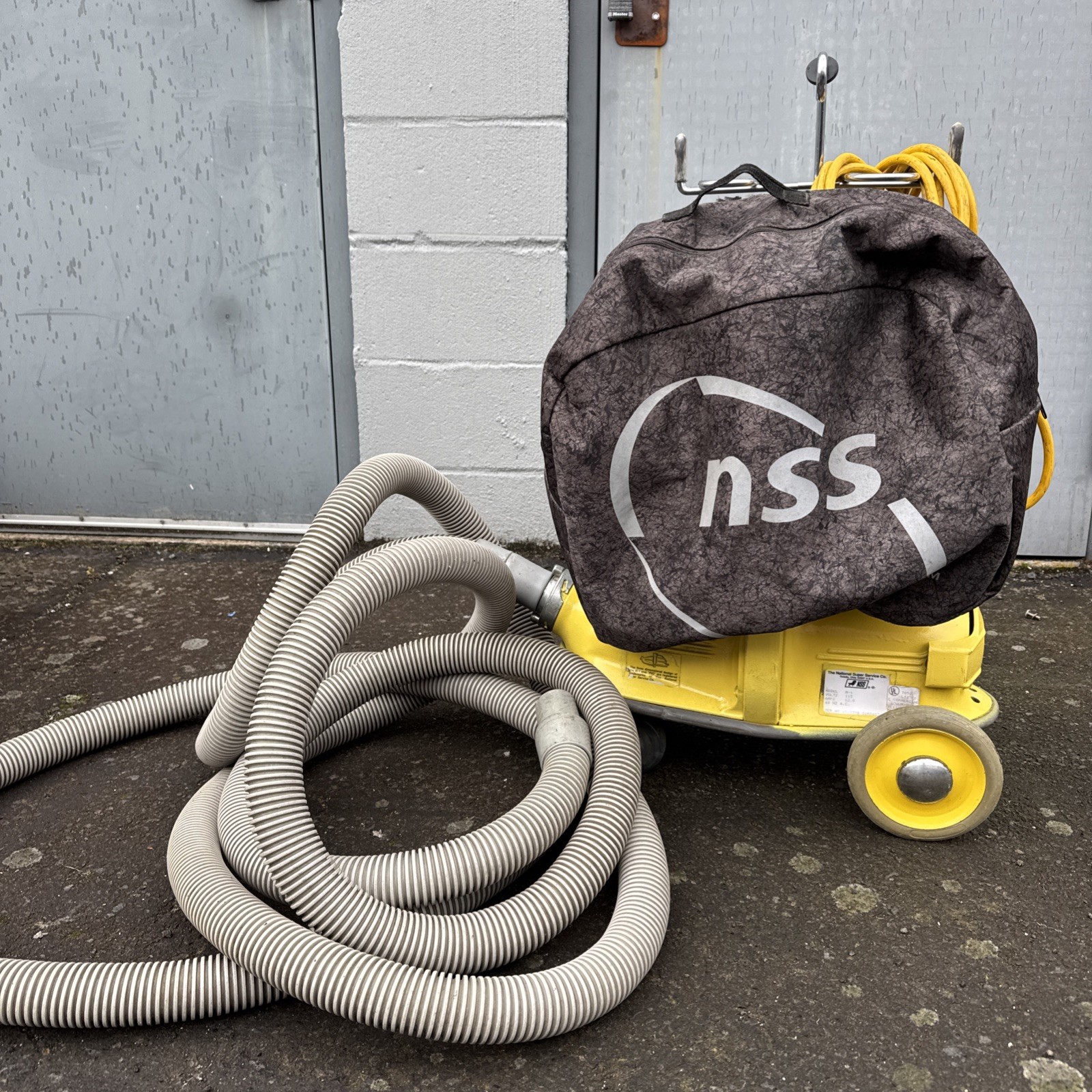 NSS M-1 PIG HEAVY DUTY PORTABLE VACUUM & BAG + HOSE WOW!! WORKS GOOD!
