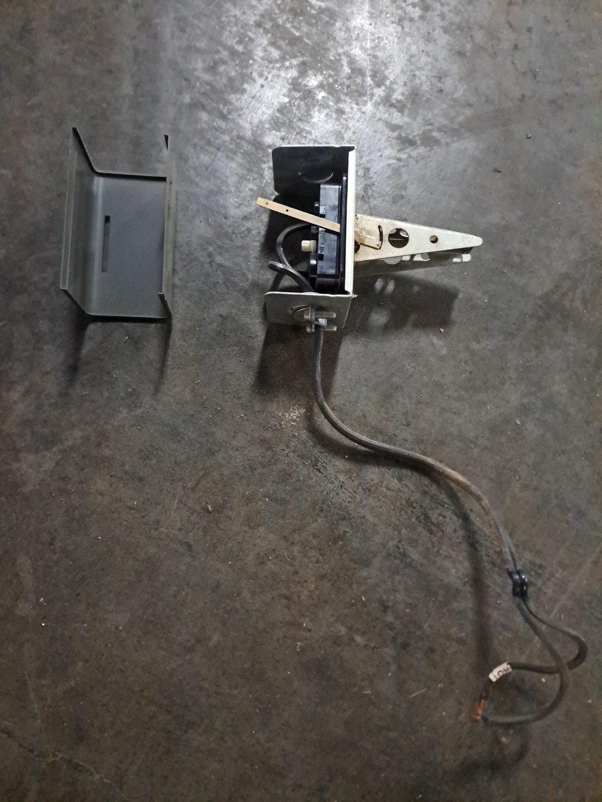 L4068E1005 Honeywell Fan Control, 80° To 120° Adjustable Range Auto or Manual