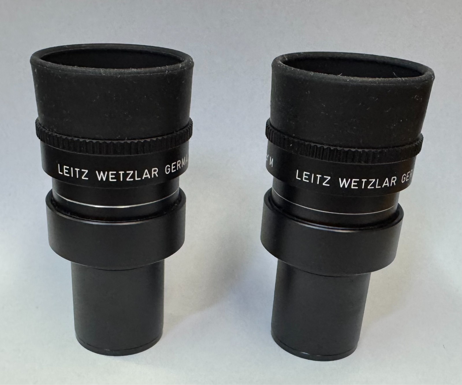 Pair Leitz Periplan 10X/18 M High Eyepoint Reticle Adjust. Microscope Eyepieces