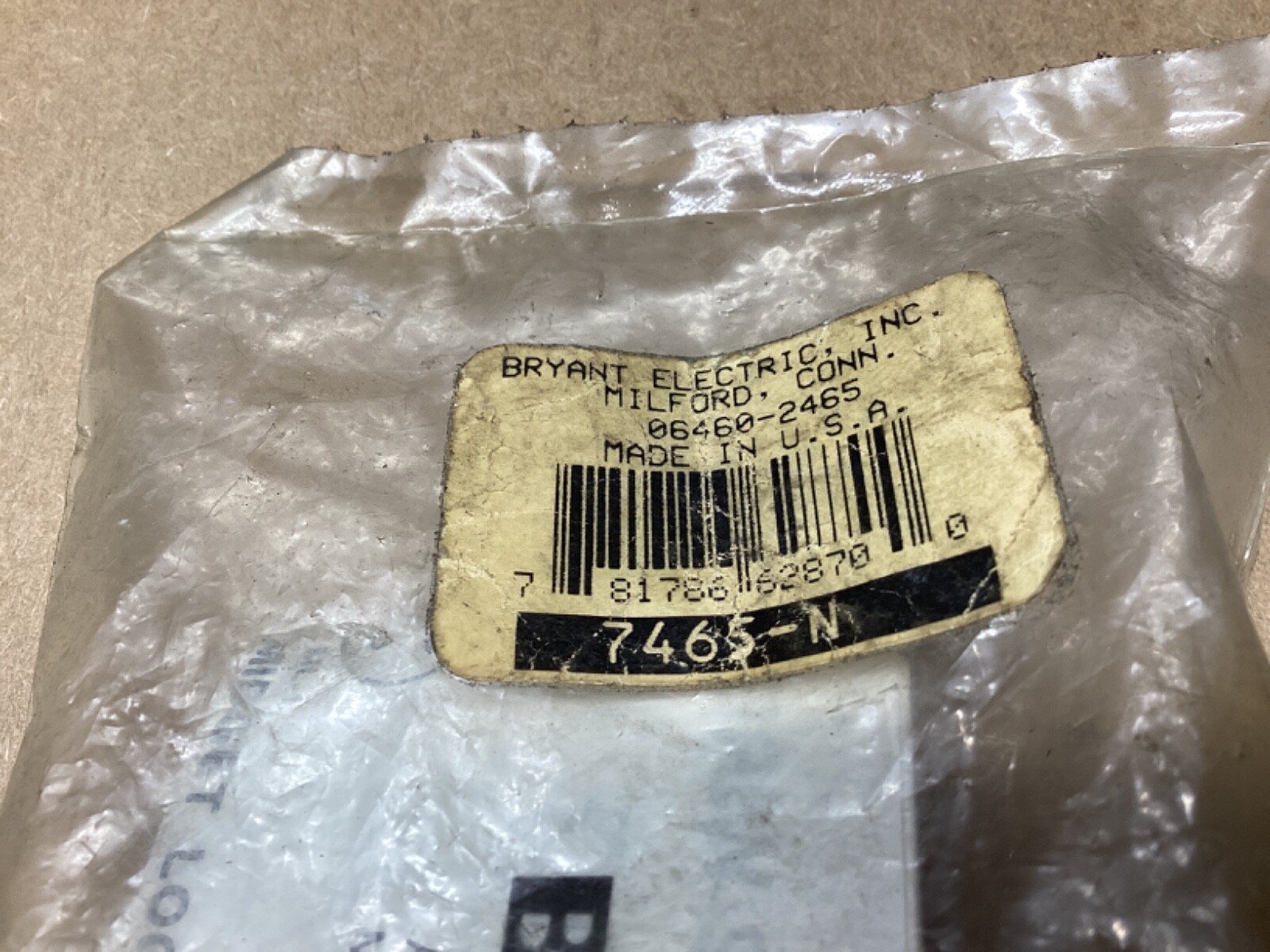 Bryant Midget Locking Plug 2P 2W 125VAC 15A 7465N #126L61