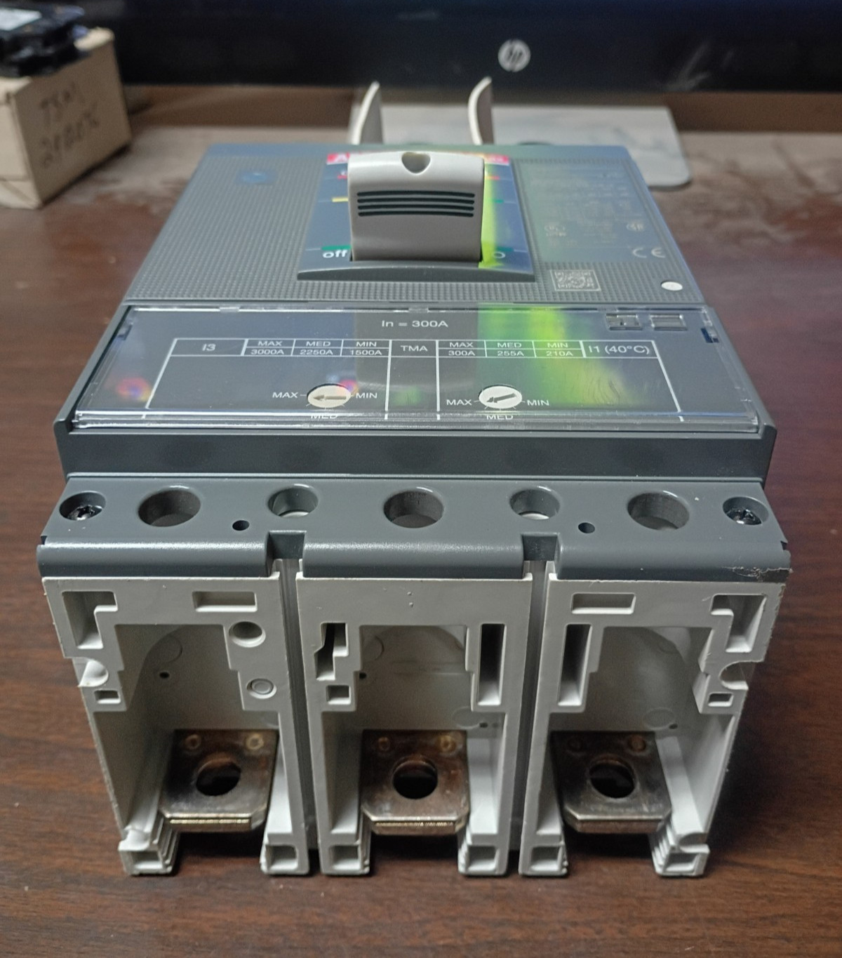 ABB XT5NU330ABFF000XXX CIRCUIT BREAKER SACE TMAX 300-3000 AMP 3-POLE NEW NO BOX