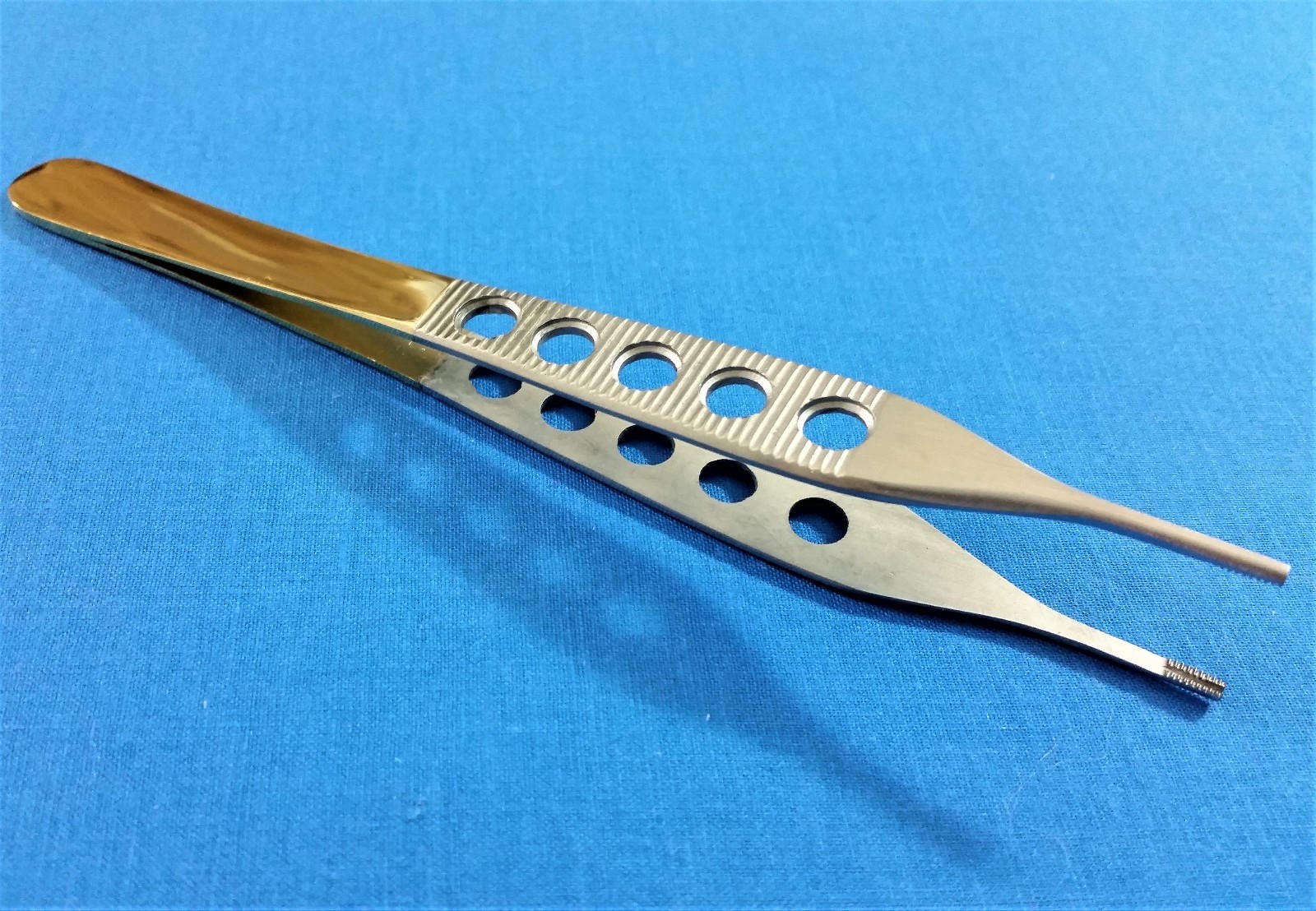 GOLD HANDLE O.R GRADE ADSON BROWN TISSUE FORCEPS 9X9T FENESTRATED HANDLE 4.75″