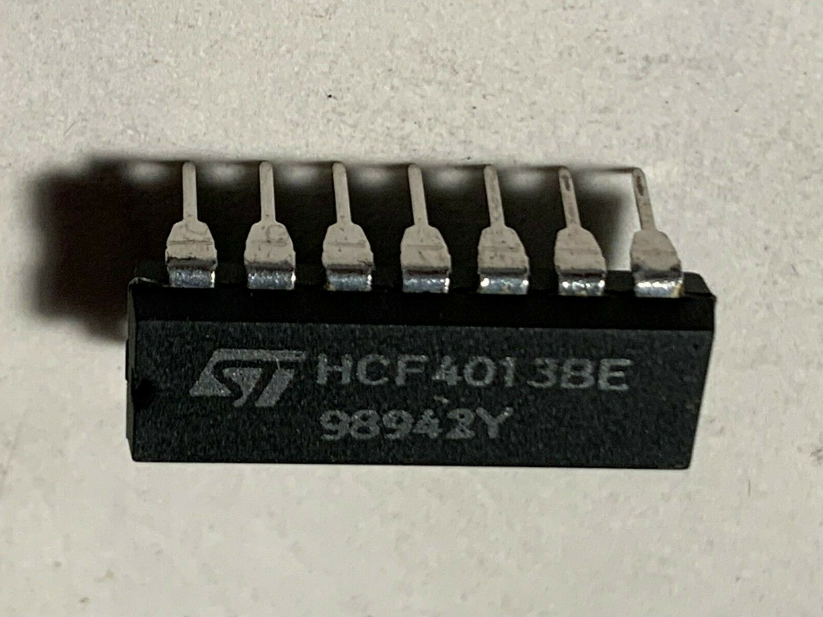 HCF4013BE-STMicroelectronics IC-Dual D-Type Flip Flop- DIP-14.