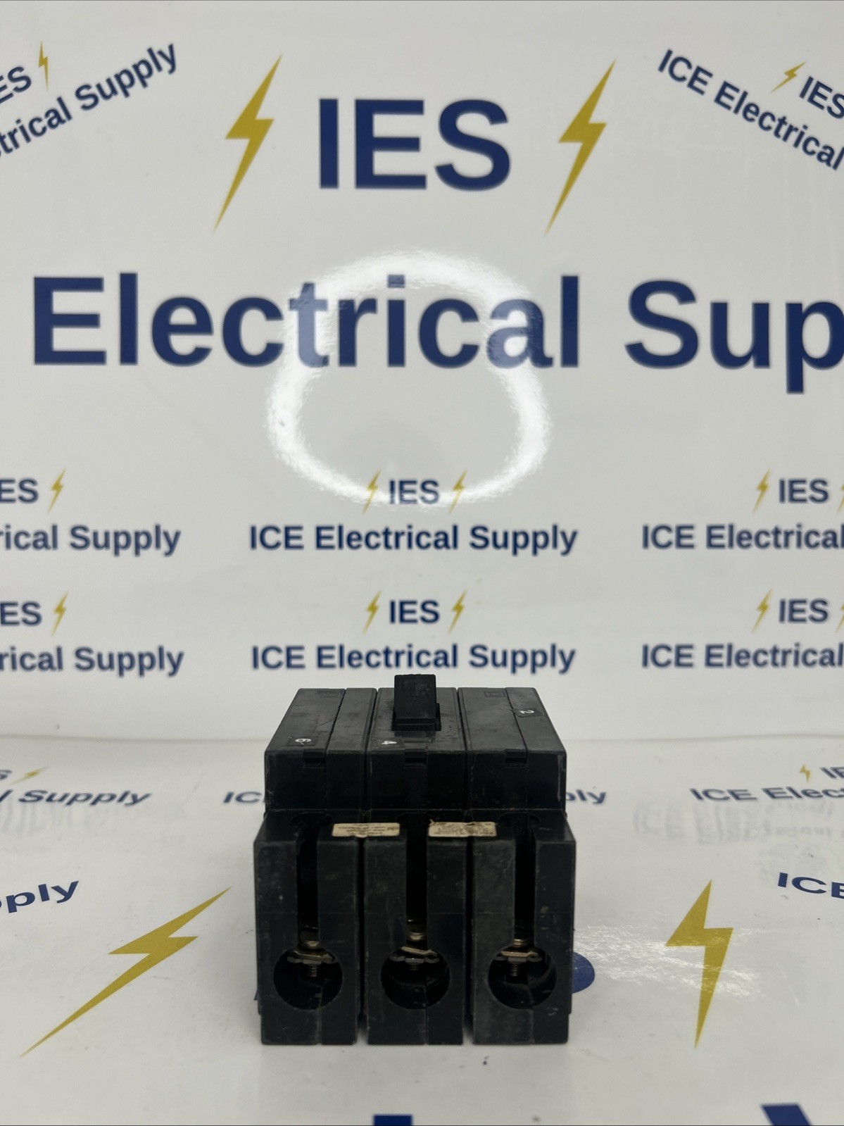 SQUARE D CAT: No. EHB34030 30 A 3 P Circuit Breaker (Chipped)