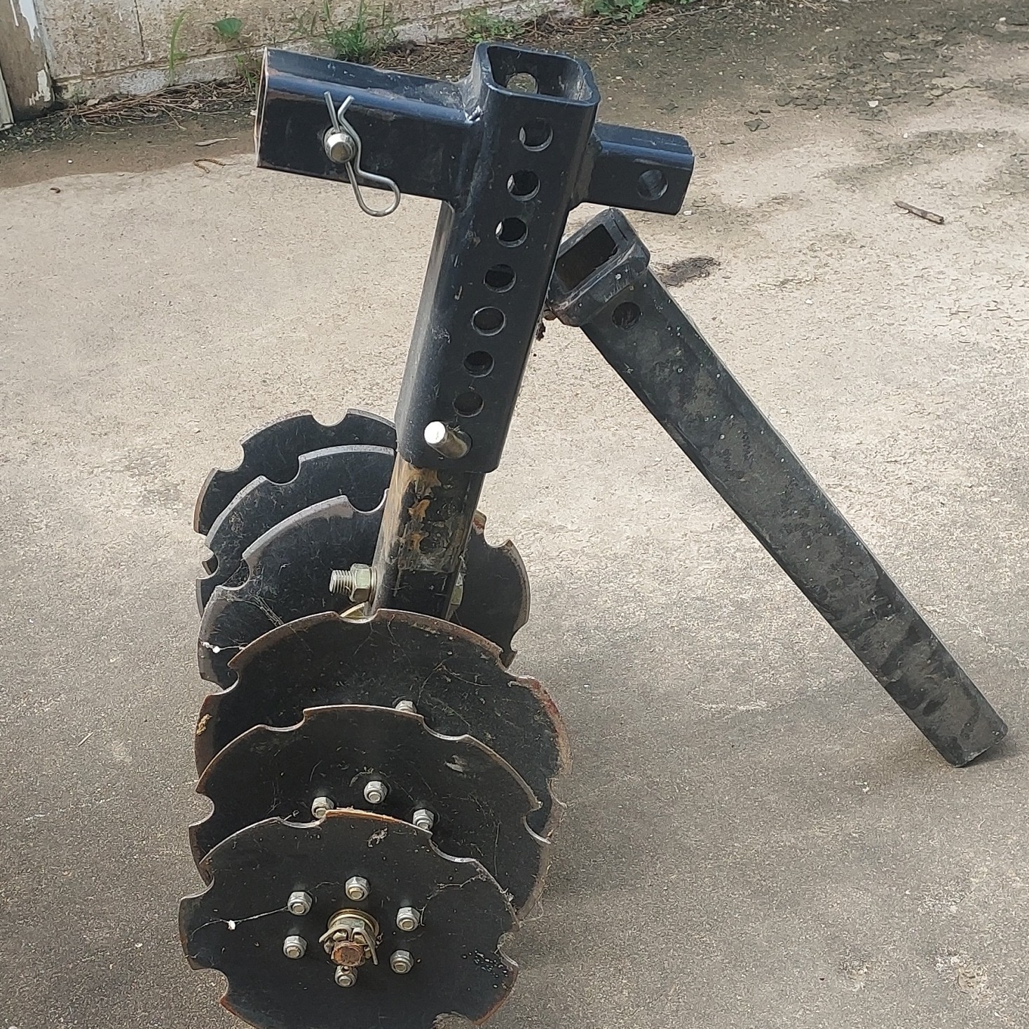 Hitch-Mounted Disc Plow Attachment w/ Scalloped Discs for Universal Tractor