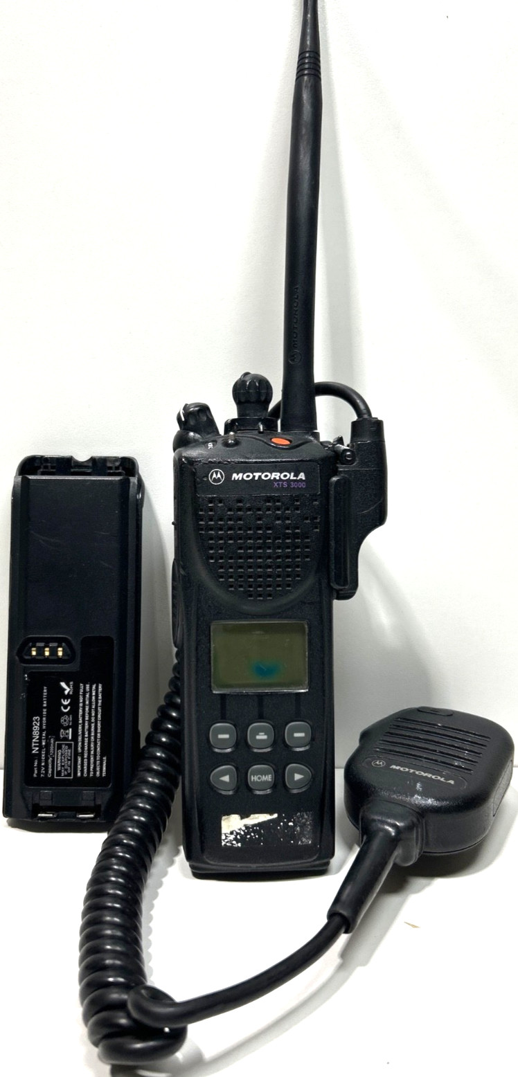 Motorola XTS 3000 H09UCF9PW7BN 800MHz Two Way Radio w/ mic