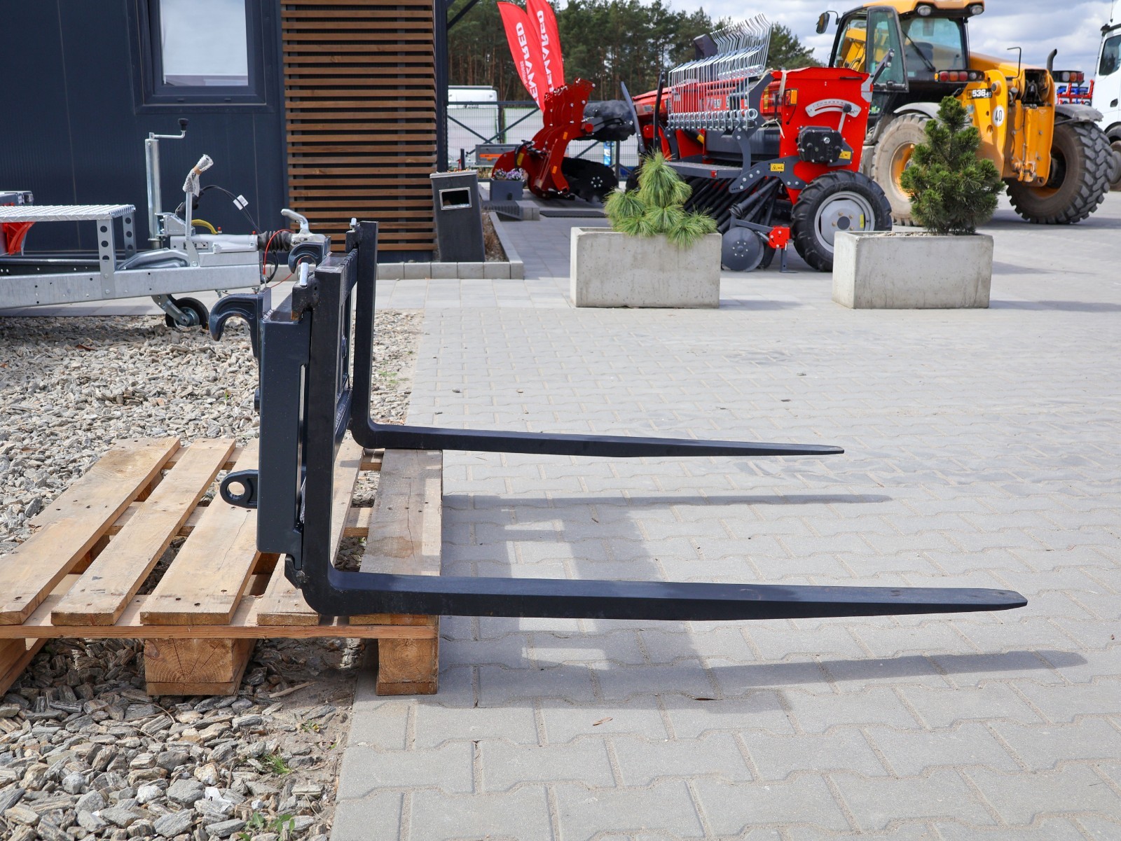 Pallet Fork Euro Mount with Fork Carrier Front Loader 2000 KG Loading Capacity