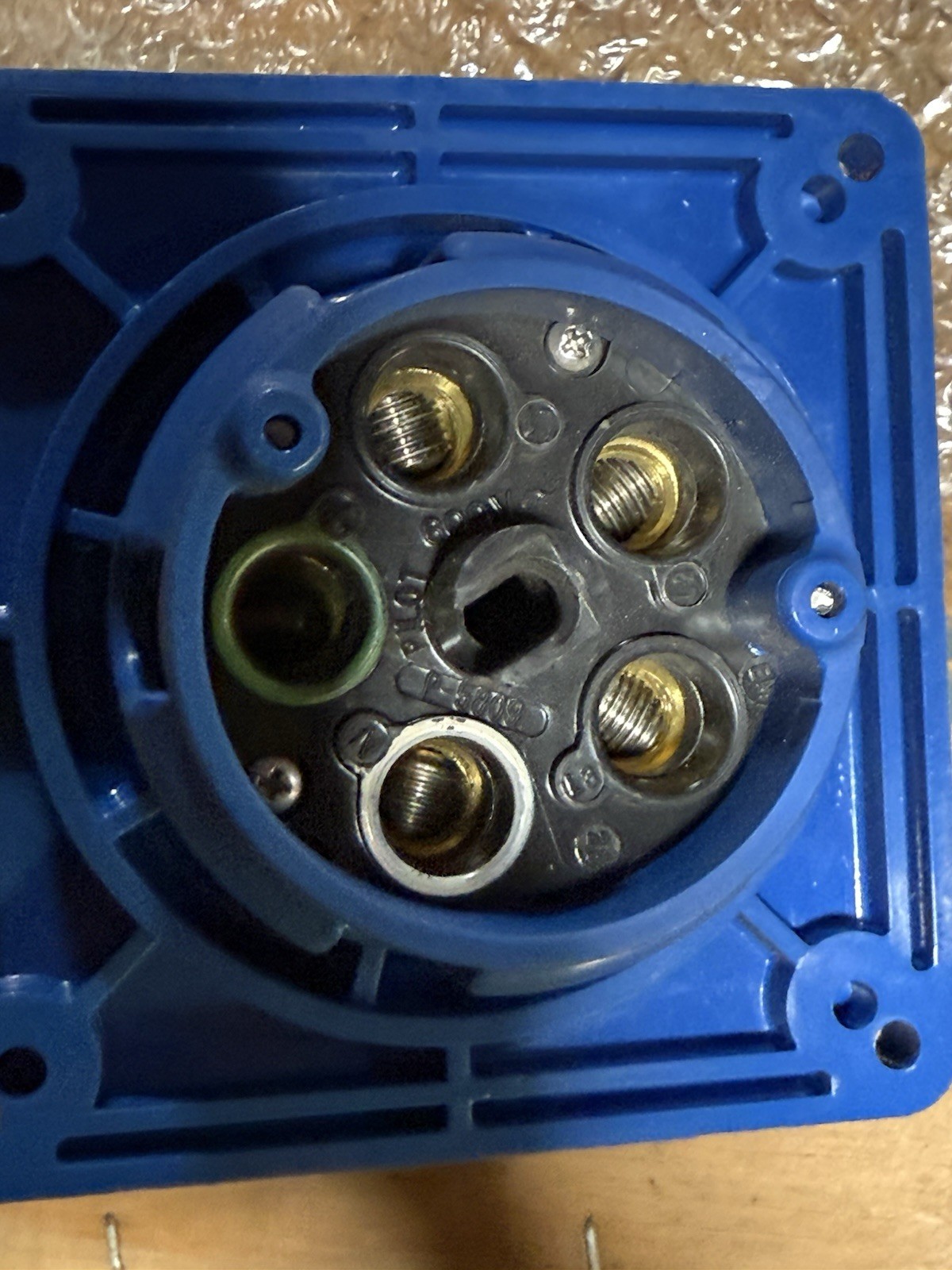 HUBBELL HBL560B9R 60-Amp REVERSE SERVICE INLET 560B9R 60A 120/208V