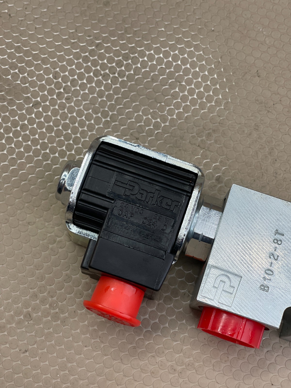 Parker DSH101NR Solenoid Valve 24V DC 2-Way NC with B10-2-8T Manifold Block
