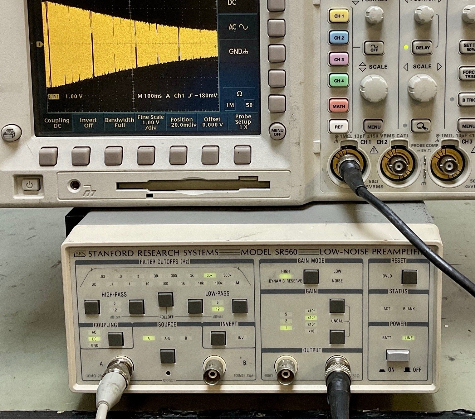 Stanford SR560 Research Systems Low-Noise Preamplifier NEW BATTERIES, TESTED