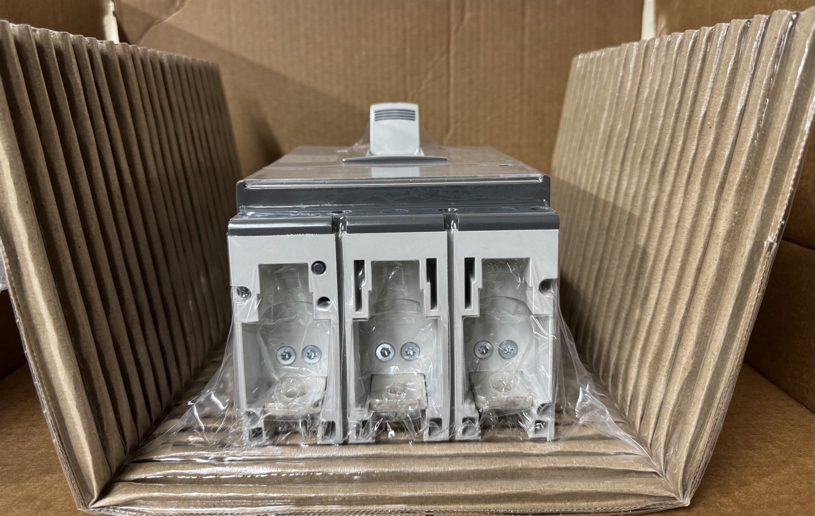 NEW TAKE OUT IN BOX ABB SACE TMAX XT5 N 400 Circuit Breaker