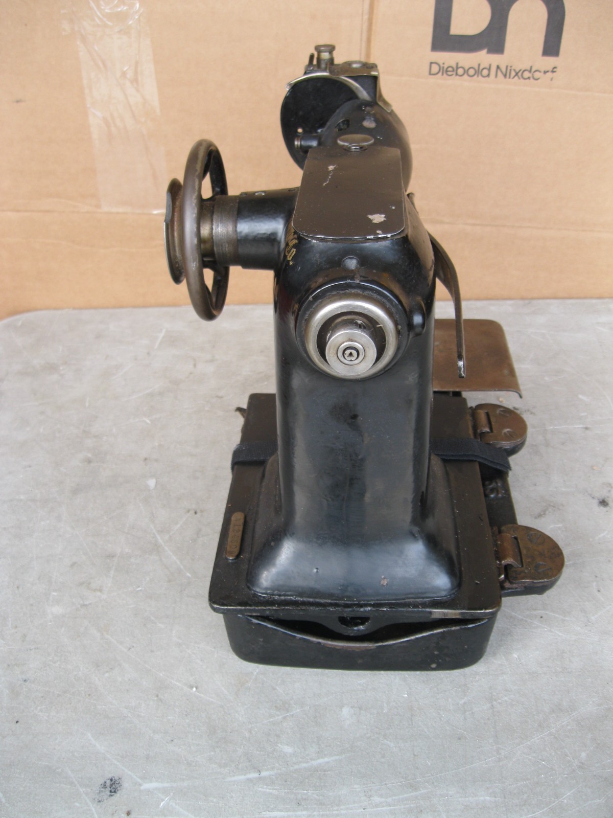 SINGER INDUSTRIAL MACHINE 65 OR 65W1 ????–FOR PARTS / REPAIR–UNTESTED–AS IS