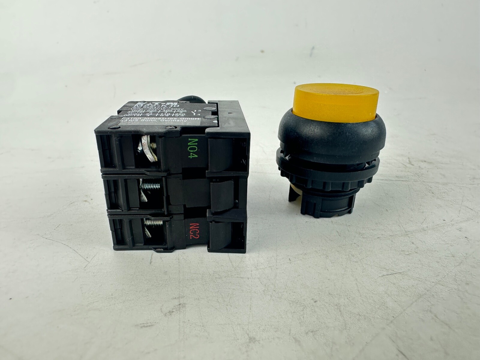 EATON M22S-T-Y-230W Press To Test Yellow *LOT OF 2*