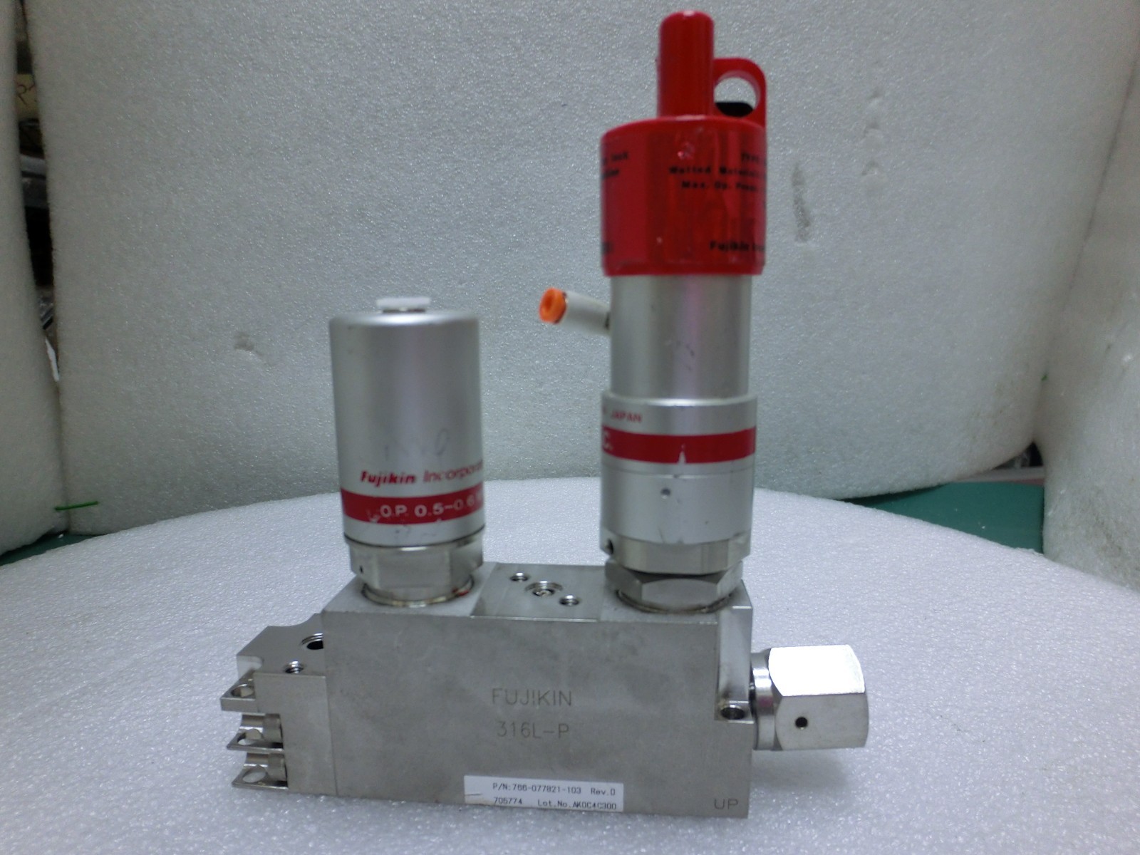 Lam Research 766-077821-103 Rev D Fujikin 705774 Pneumatic Valve,Used,Jp+9773