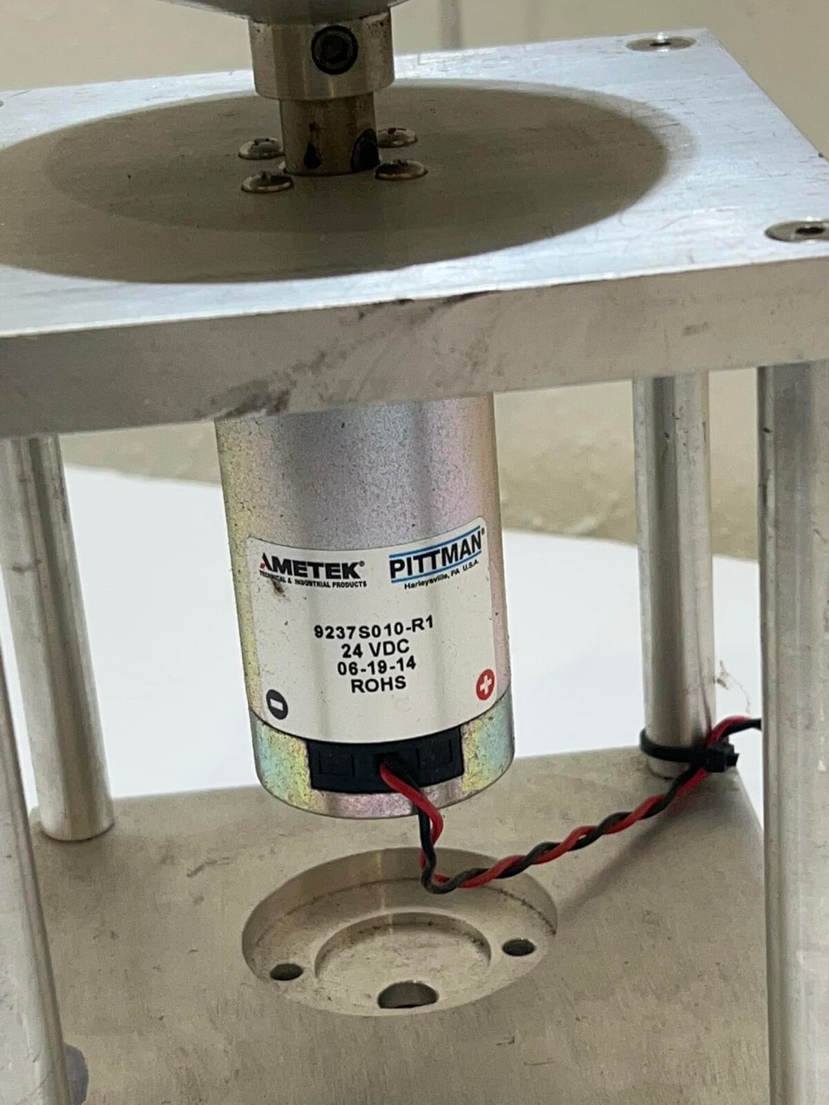 AMETEK PITTMAN 9237S010-R1 34 VDC 06-19-14 WITH STEND GOOD USED.