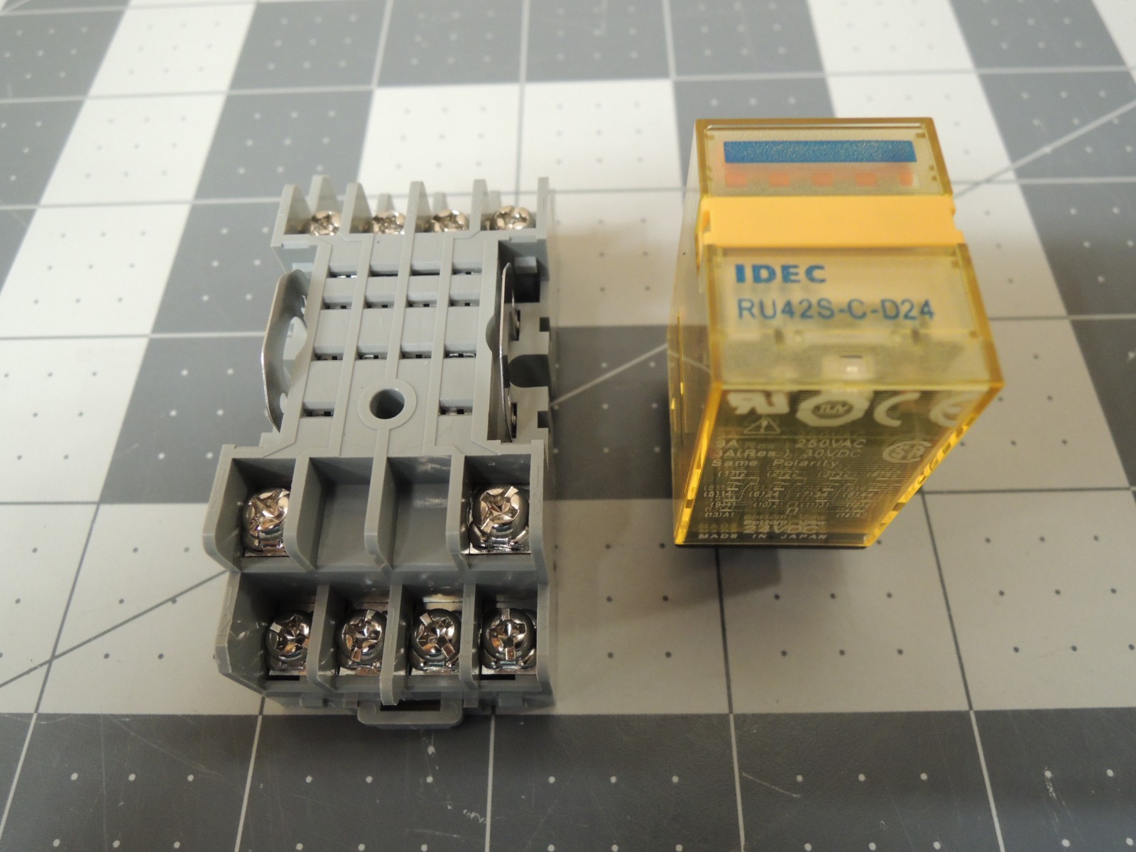 IDEC RU42S-C-D24 Relay, 4PDT, Bifurcated contacts, 3A, 24VDC, Indicator w/ Base