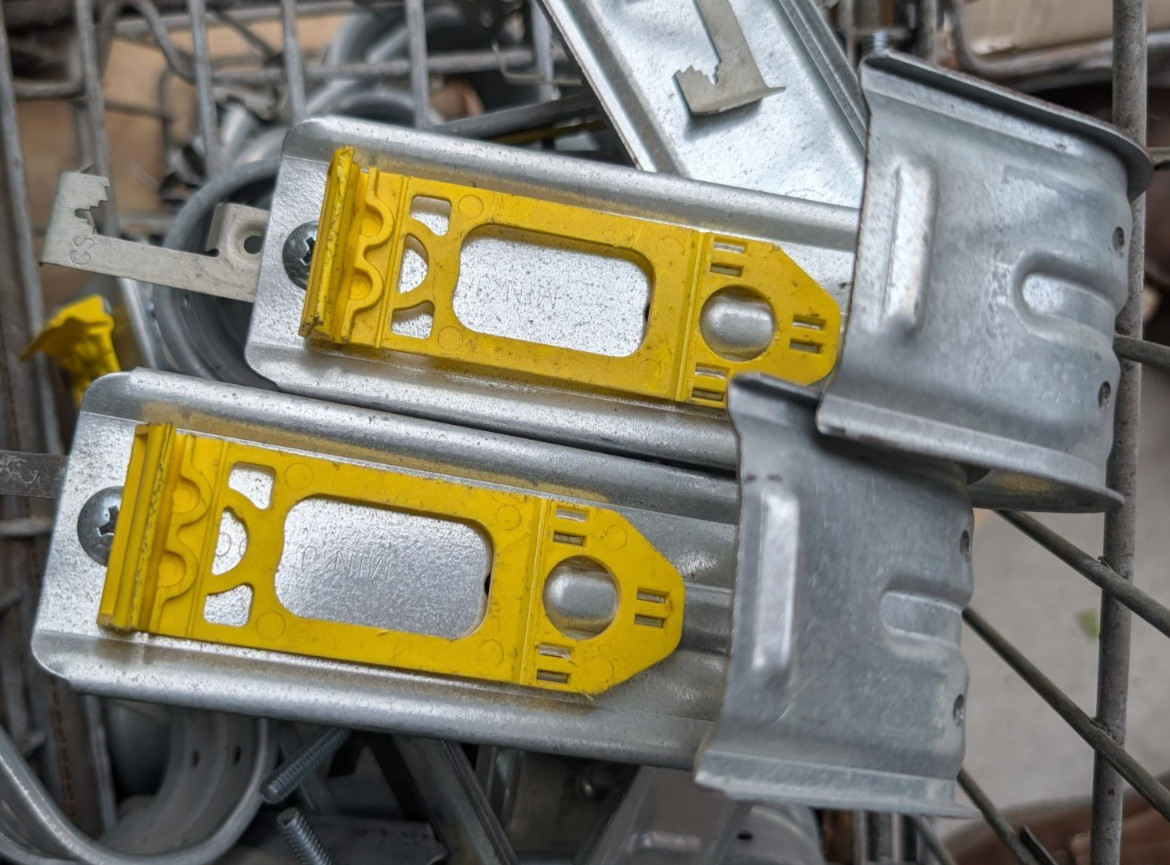 Lot of 25 nVent CADDY CAT32HP4Z34 2″ J-Hook w/ 4Z34 Multi-Function Clip – NOB