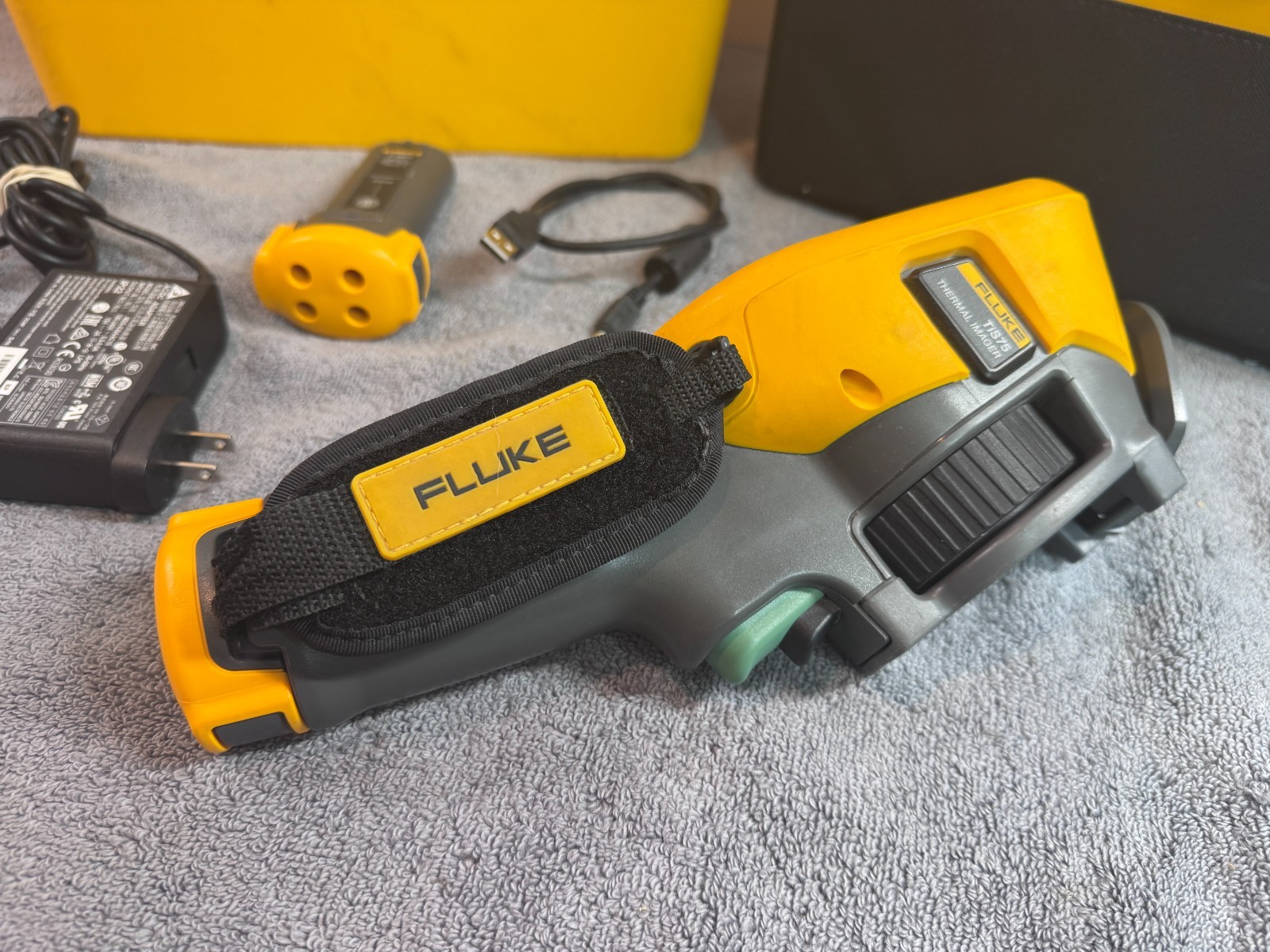 Pre-Owned Fluke TiS75 9Hz Thermal Camera Kit w/ Charger, 2 Batteries & Case