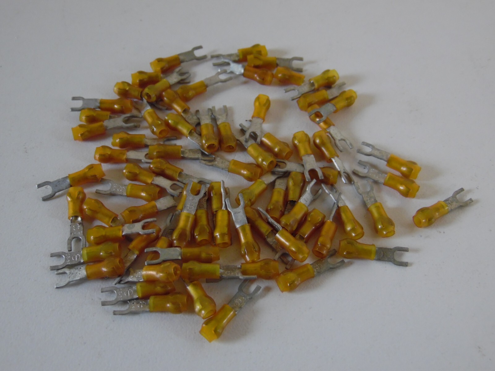 50 count burndy 26-20 awg insulated fork spade terminal connector 2-3 stud