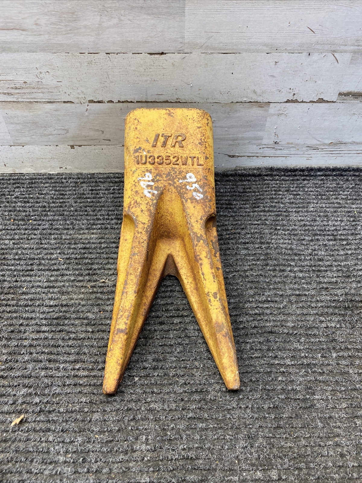 1U3352WTL ITR Excavator Bucket Twin Sharp Rock Tooth, Fits CAT J350