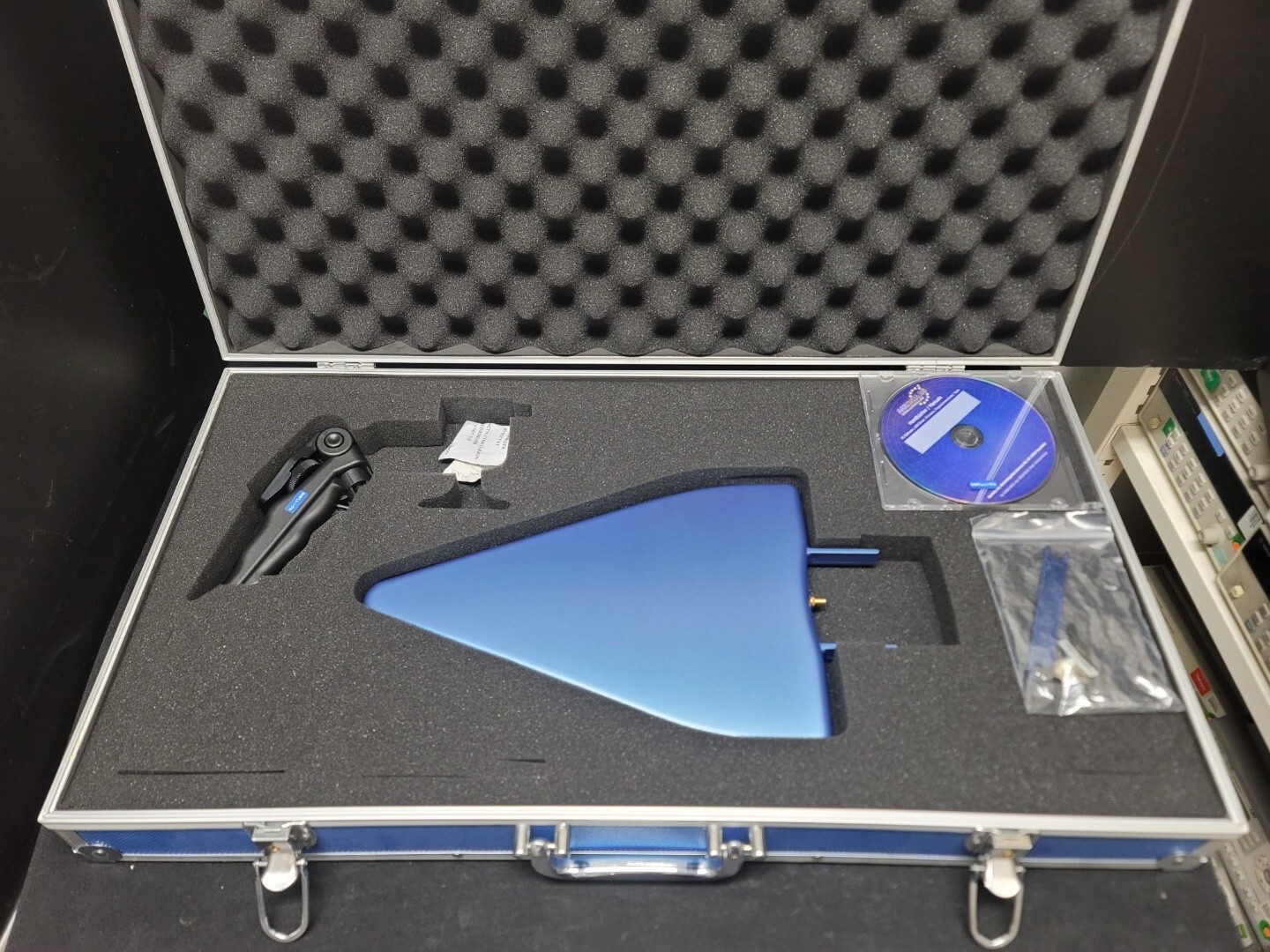 Aaronia HyperLOG 7040: 700MHz to 4GHz High-Performance EMC Antenna (5852)