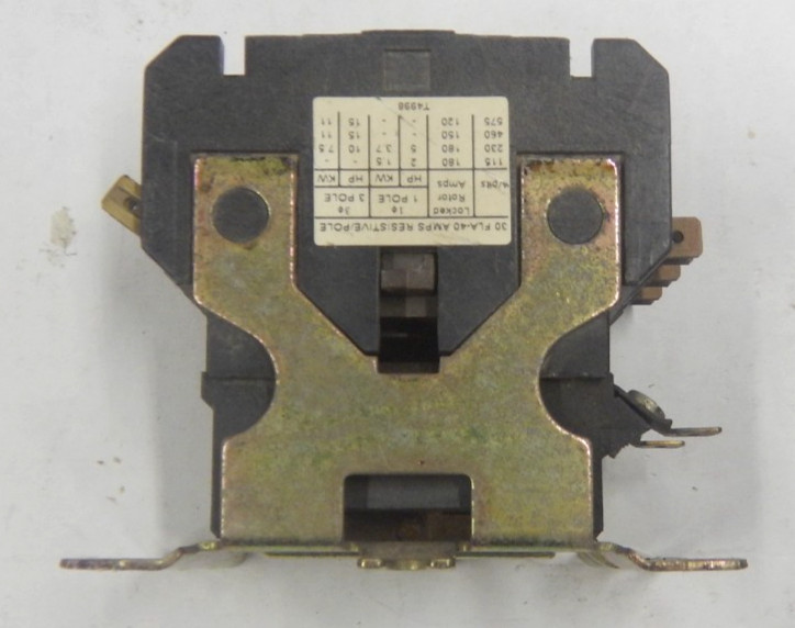 Cutler-Hammer / Eaton C25DNC330 Contactor 3 pole 30 amp 104-120v coil USED