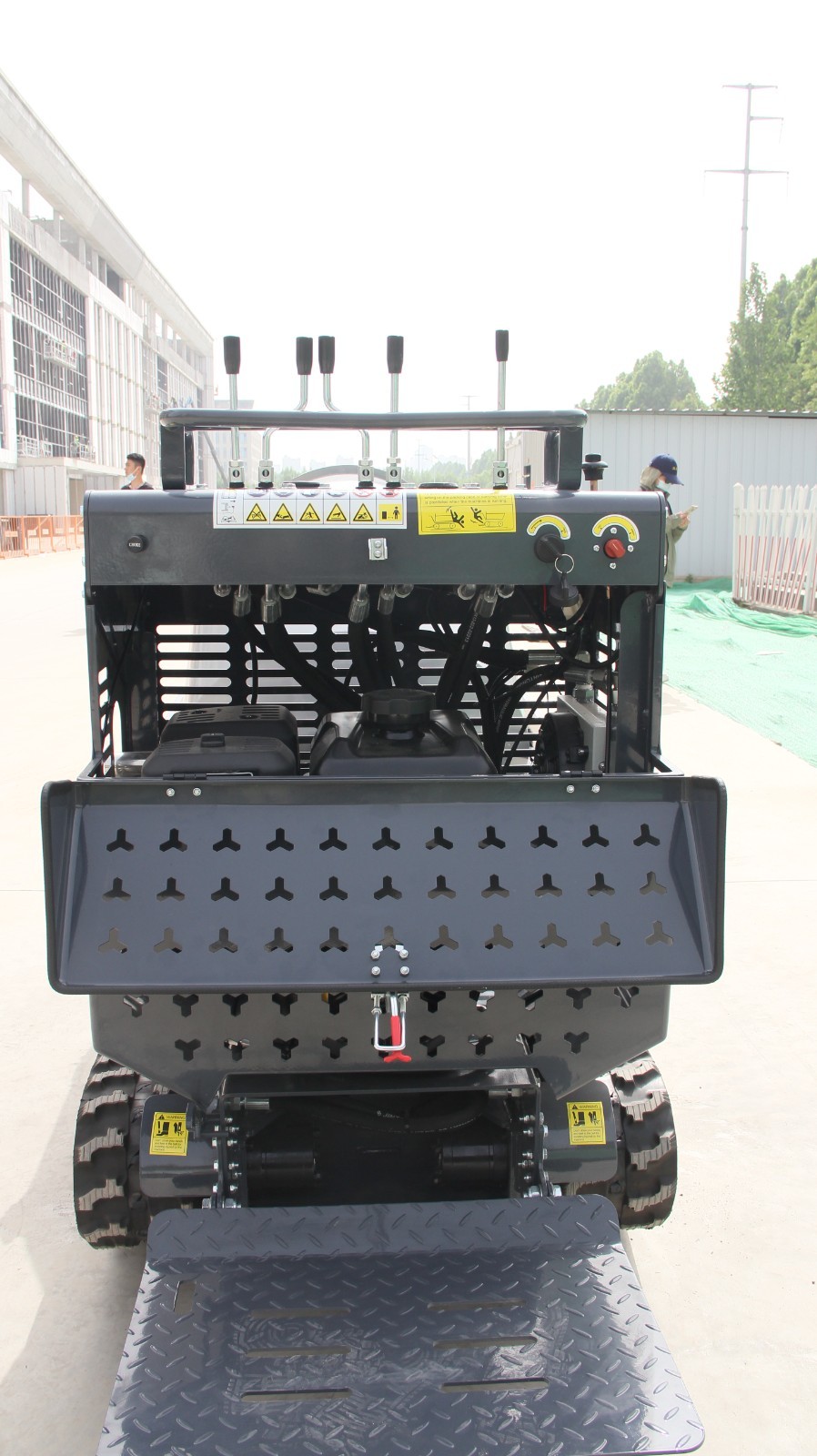 Driven Crawler Type Drum Concrete Mixer Dumper Self Loading Concrete 13.5HP