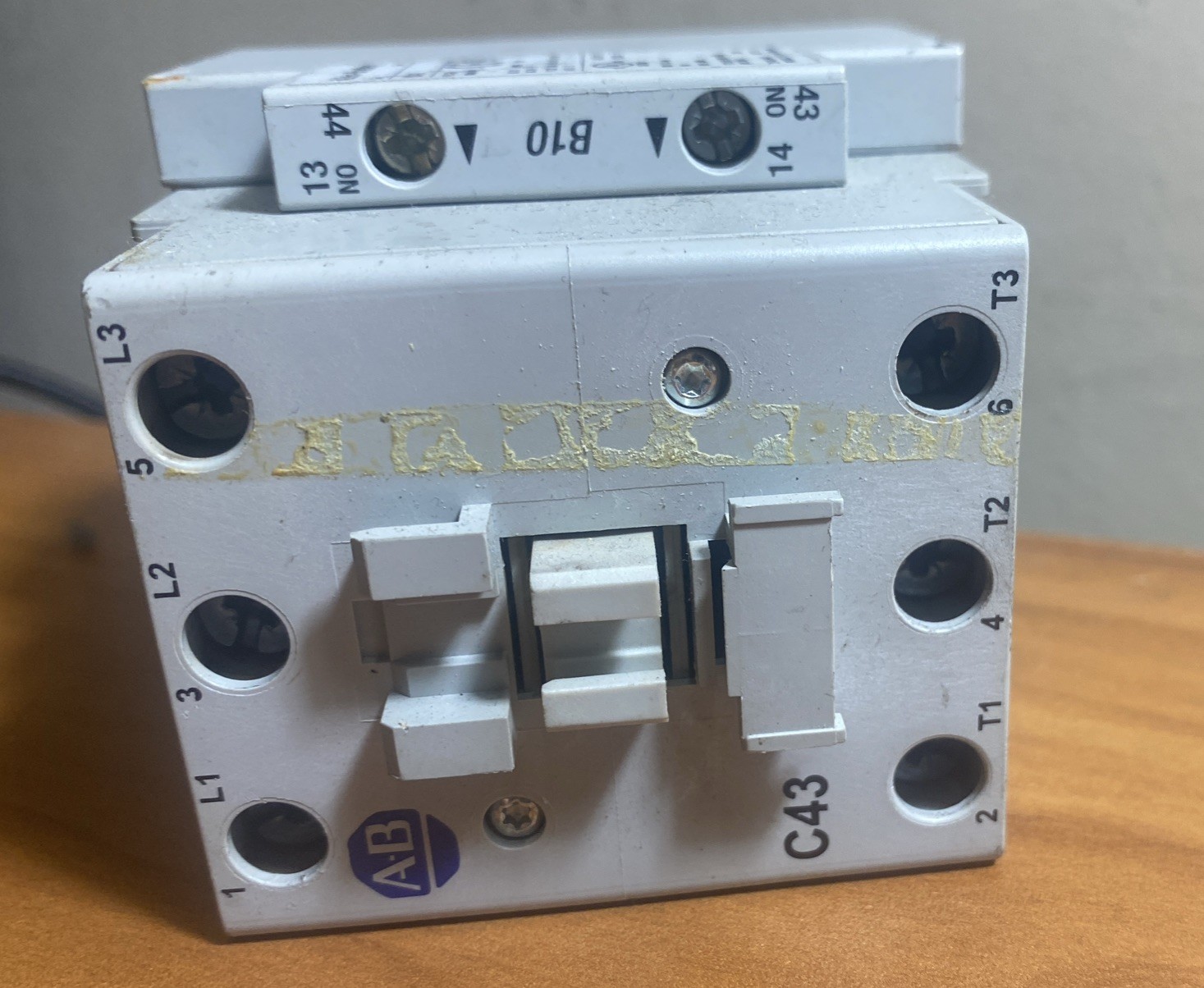 ALLEN BRADLEY 100-C43*00 /A CONTACTOR 600VAC W/ 100-S /B CONTACT BLOCK