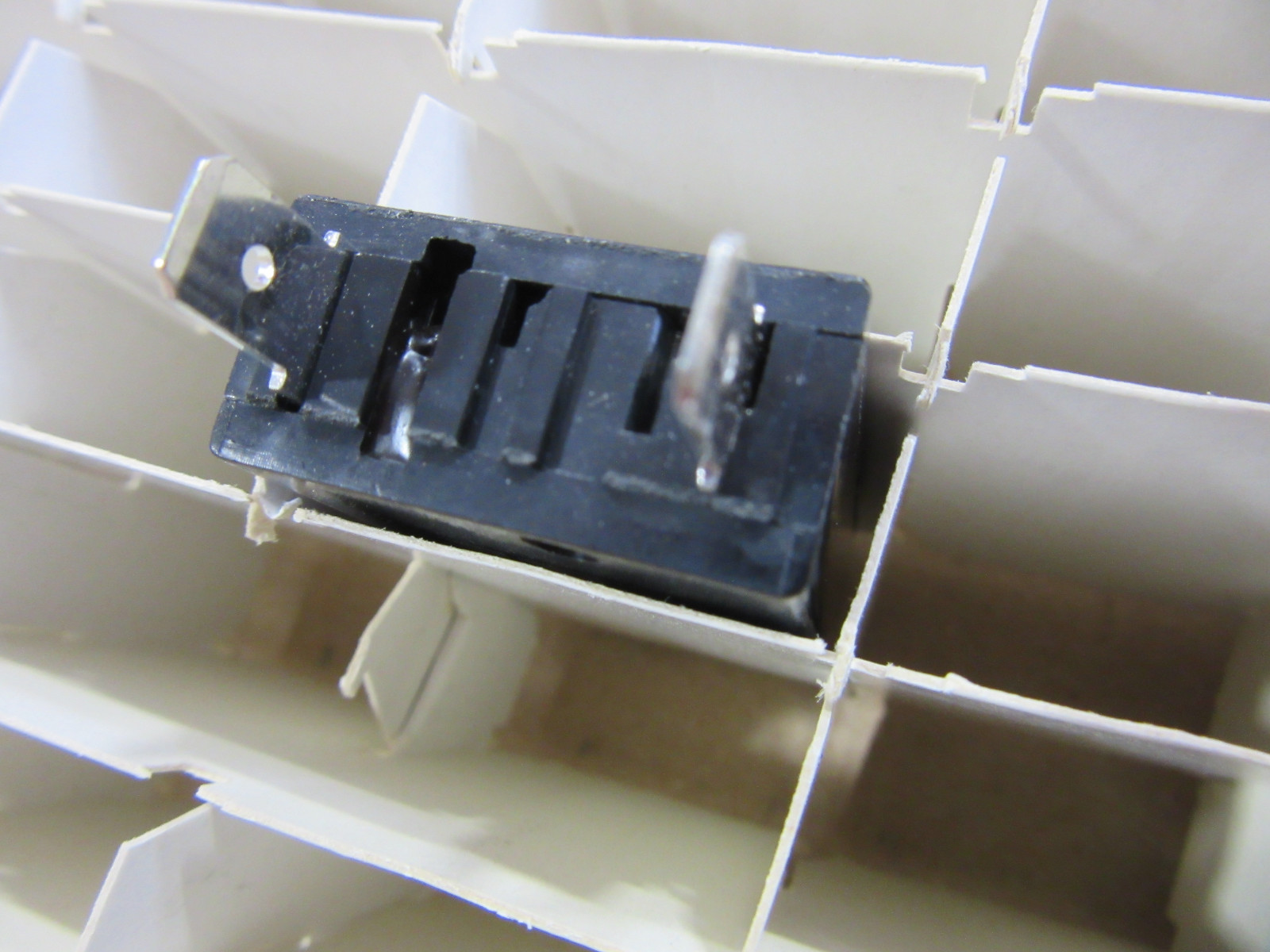 E-T-A 2-5700-IG1-P10 13A Push in Circuit Breaker 13 Amp 250VAC / 50VDC NEW!!!